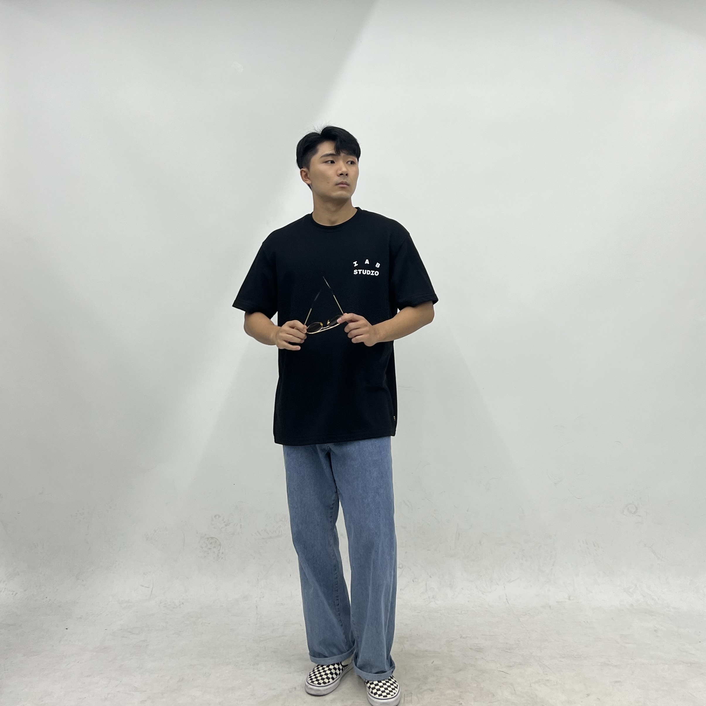 IAB Studio 10th Anniversary T-Shirts Pack White & Black (2 Pack) 착용 스타일