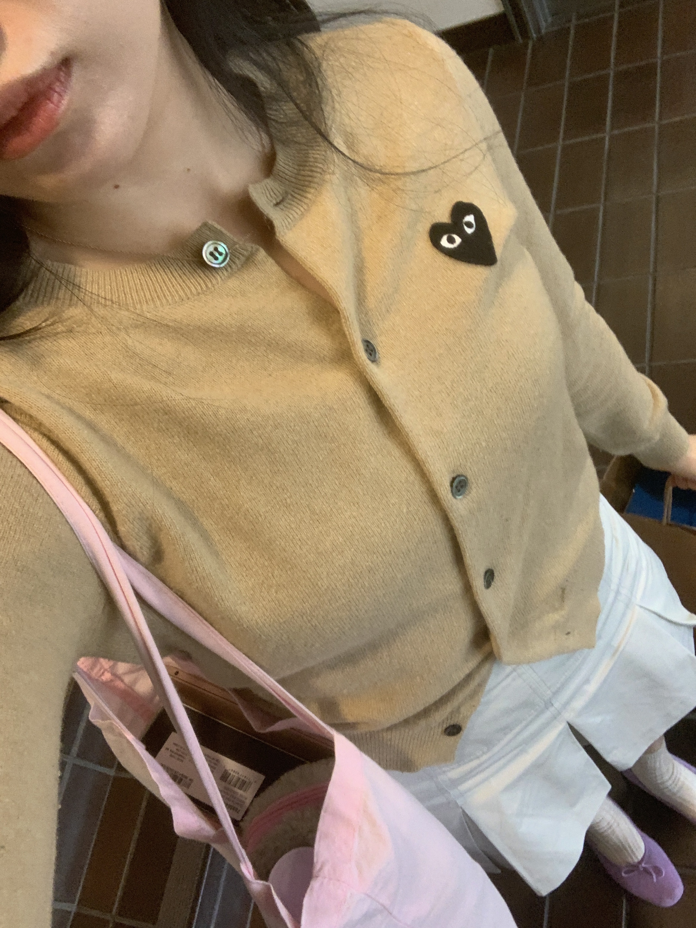 (W) Play Comme des Garcons Black Heart Knit Cardigan Beige 착용 스타일 - 2