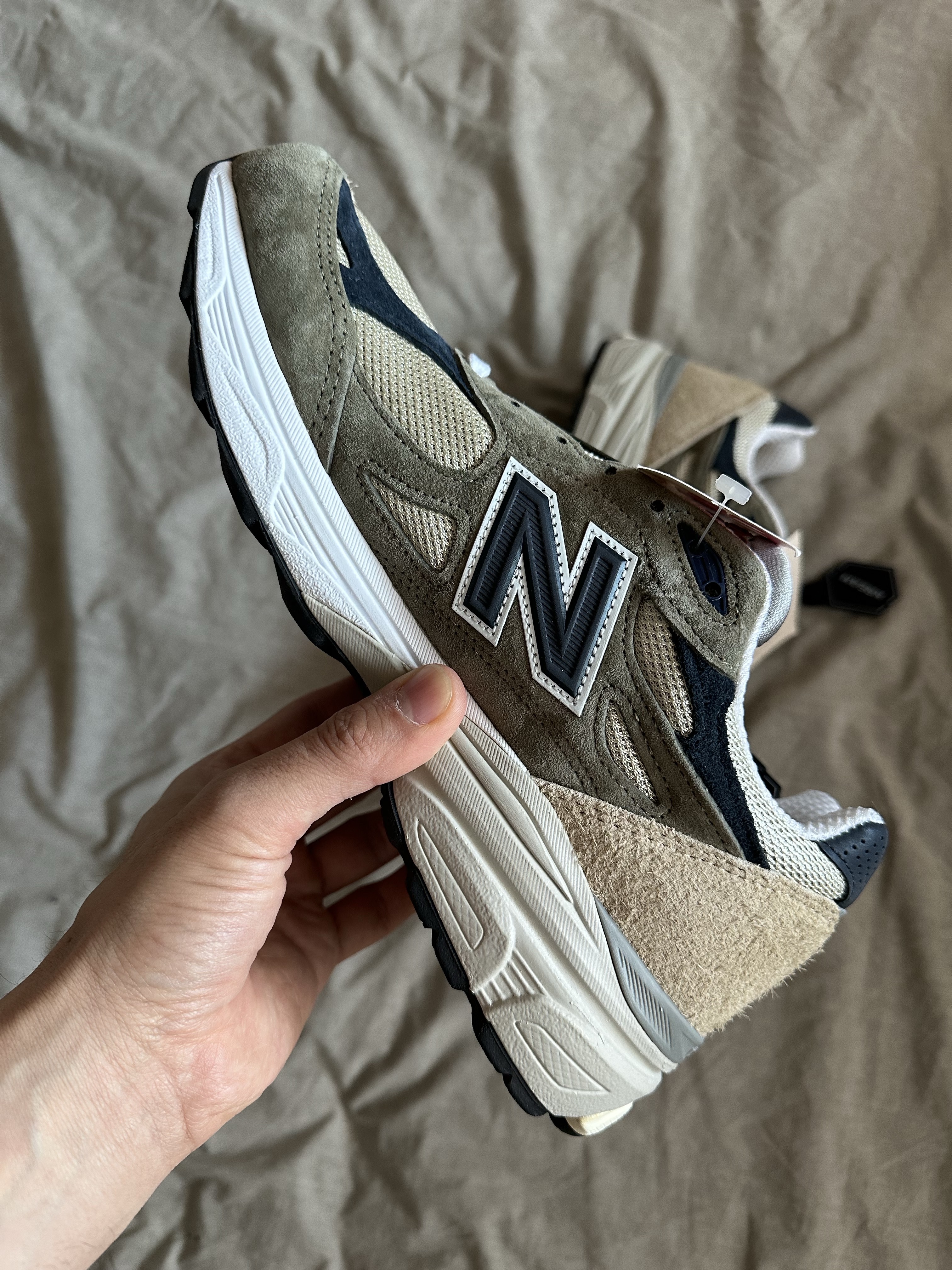 New Balance 990v3 Made in USA Olive 착용 스타일 - 1