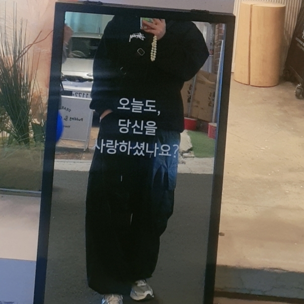 Stussy Plush Hoodie Black, (W) Nike Zoom Vomero 5 Photon Dust and Metallic Silver 착용 스타일 - 2