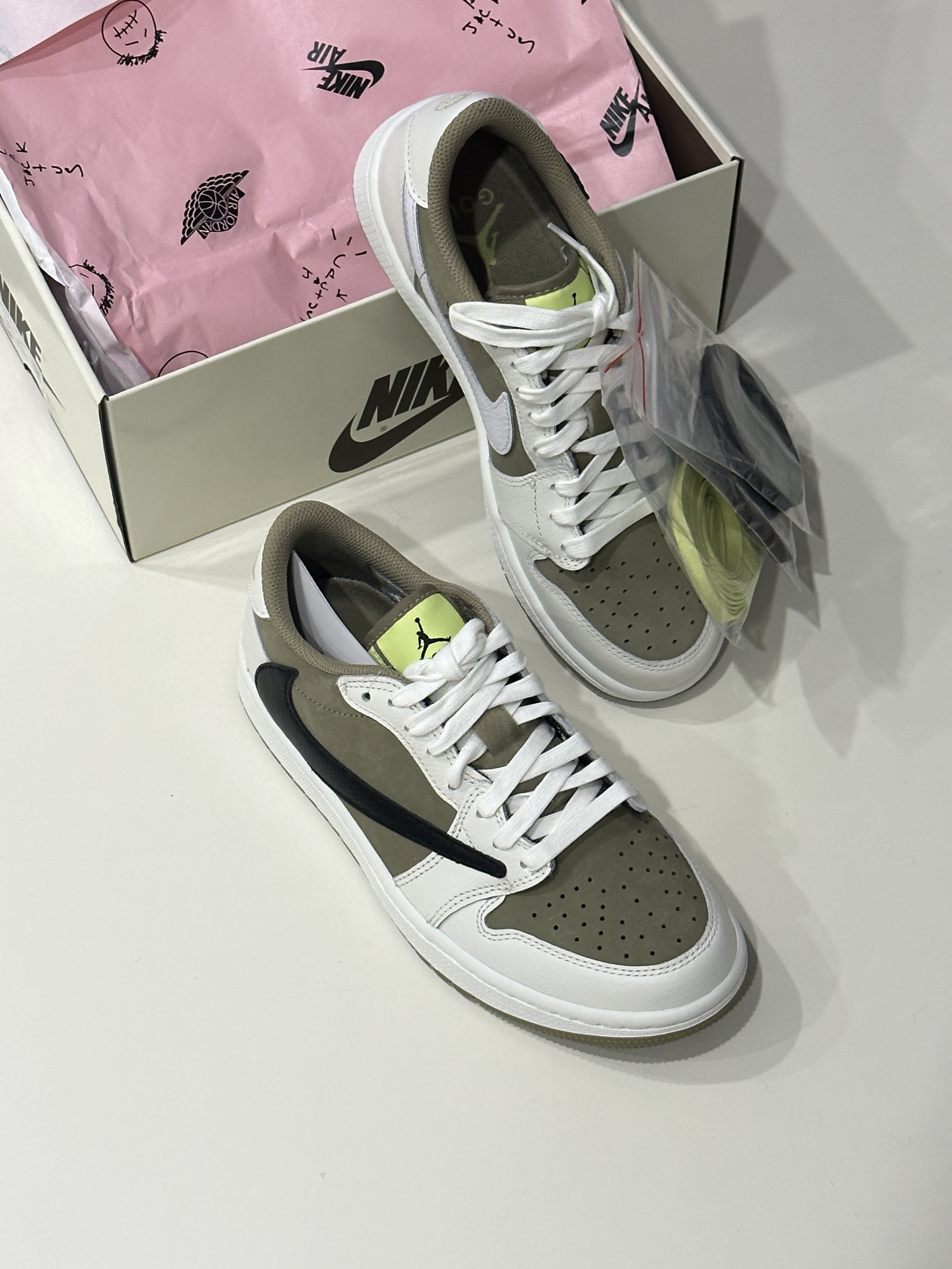 Jordan 1 x Travis Scott Retro Low Golf NRG Neutral Olive 착용 스타일