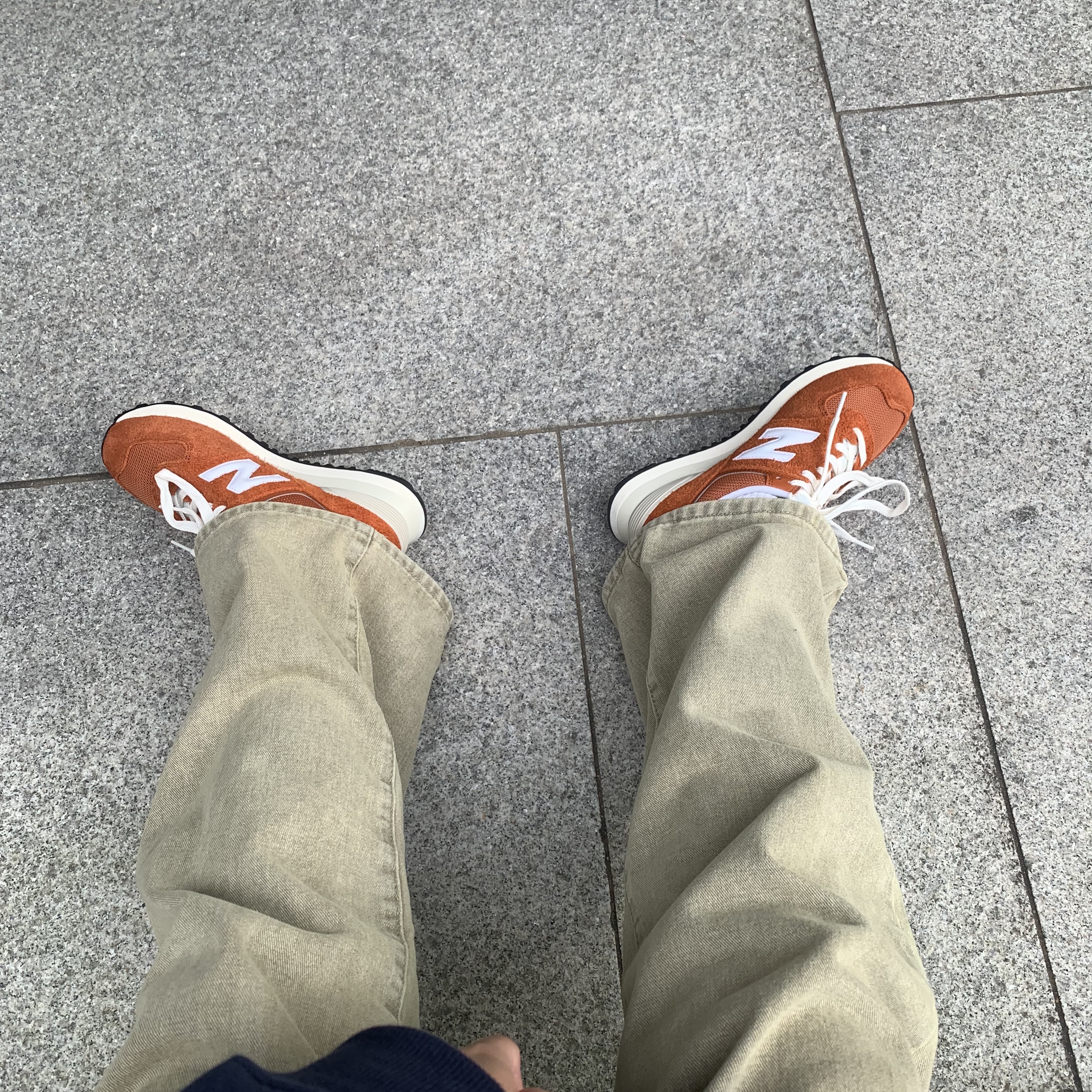 New Balance 574 Heritage Orange Burst White 착용 스타일