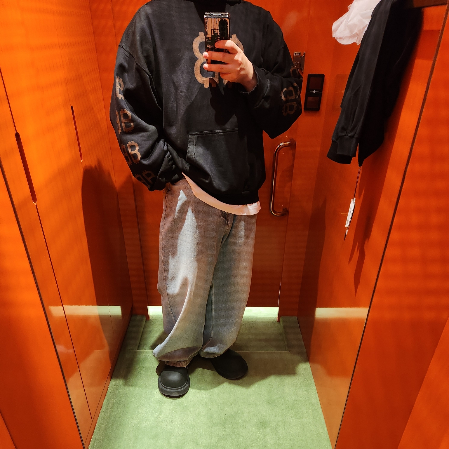 Balenciaga Crypto Hoodie Medium Fit Black Faded, Balenciaga Steroid Derby Black 착용 스타일