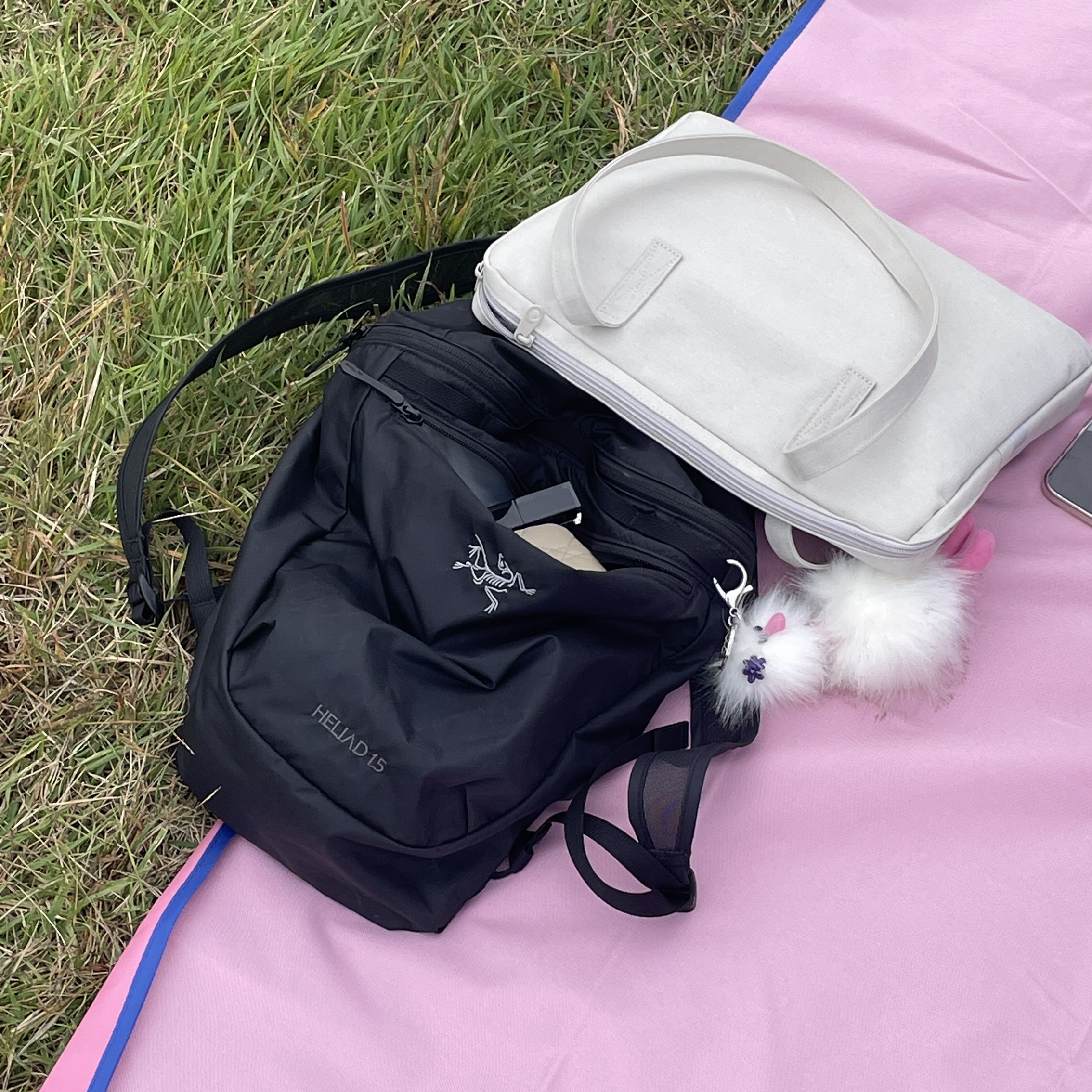 Cosymosy Ugly Bird Keyring White, Arc'teryx Heliad 10 Backpack Black 착용 스타일