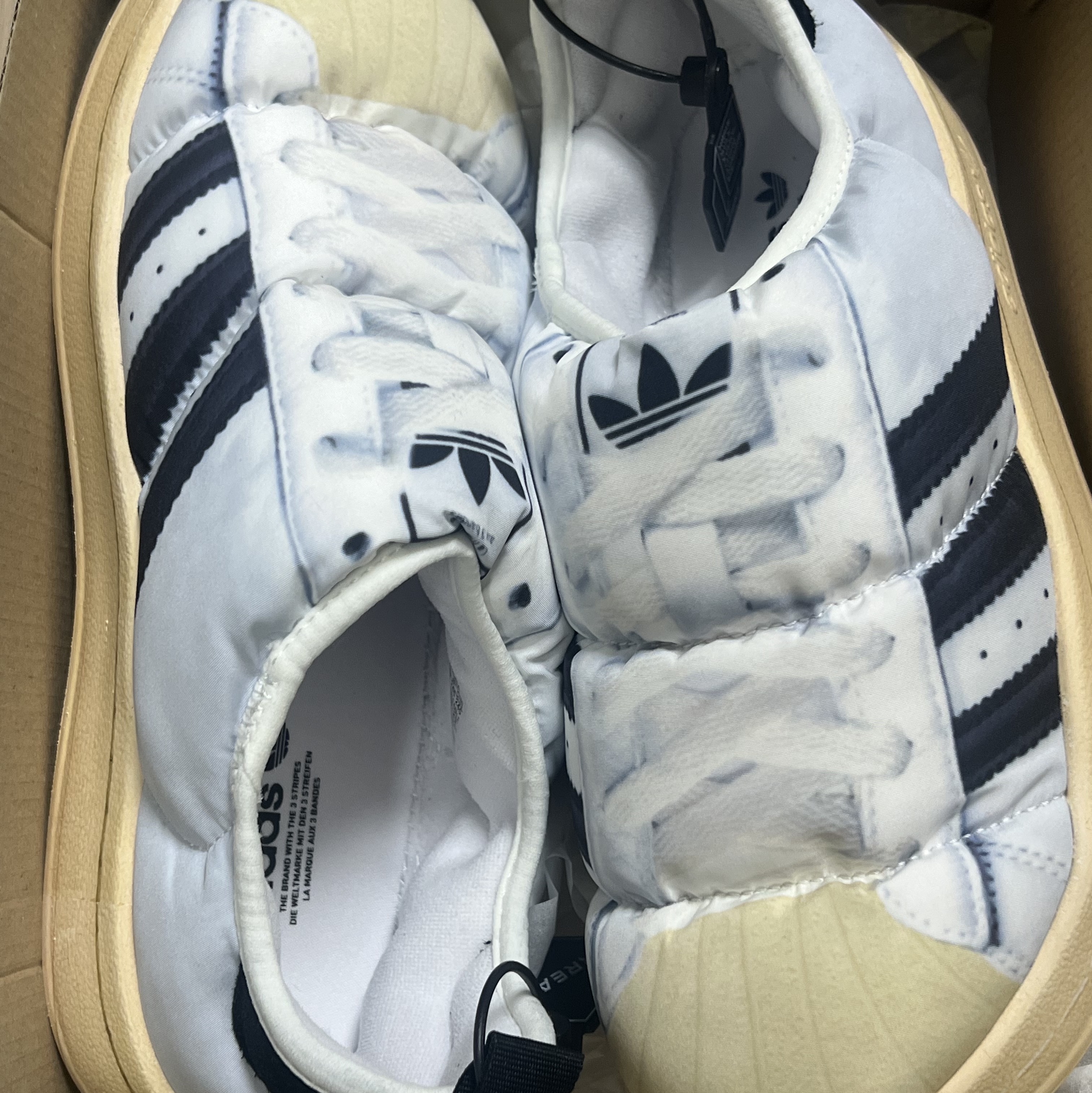 Adidas Puffylette Superstar Cloud White 착용 스타일