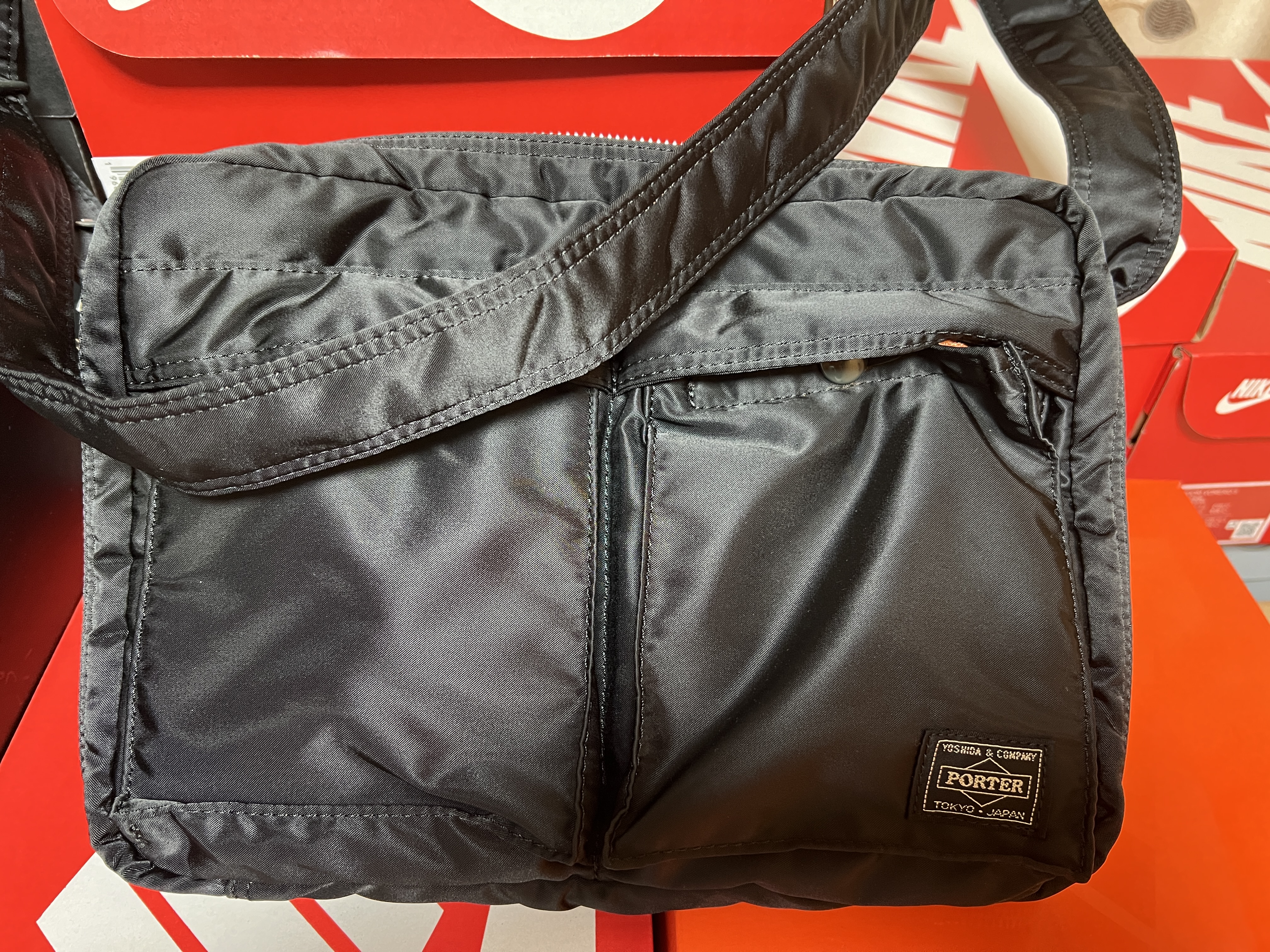 Porter Tanker Shoulder Bag L Black 착용 스타일