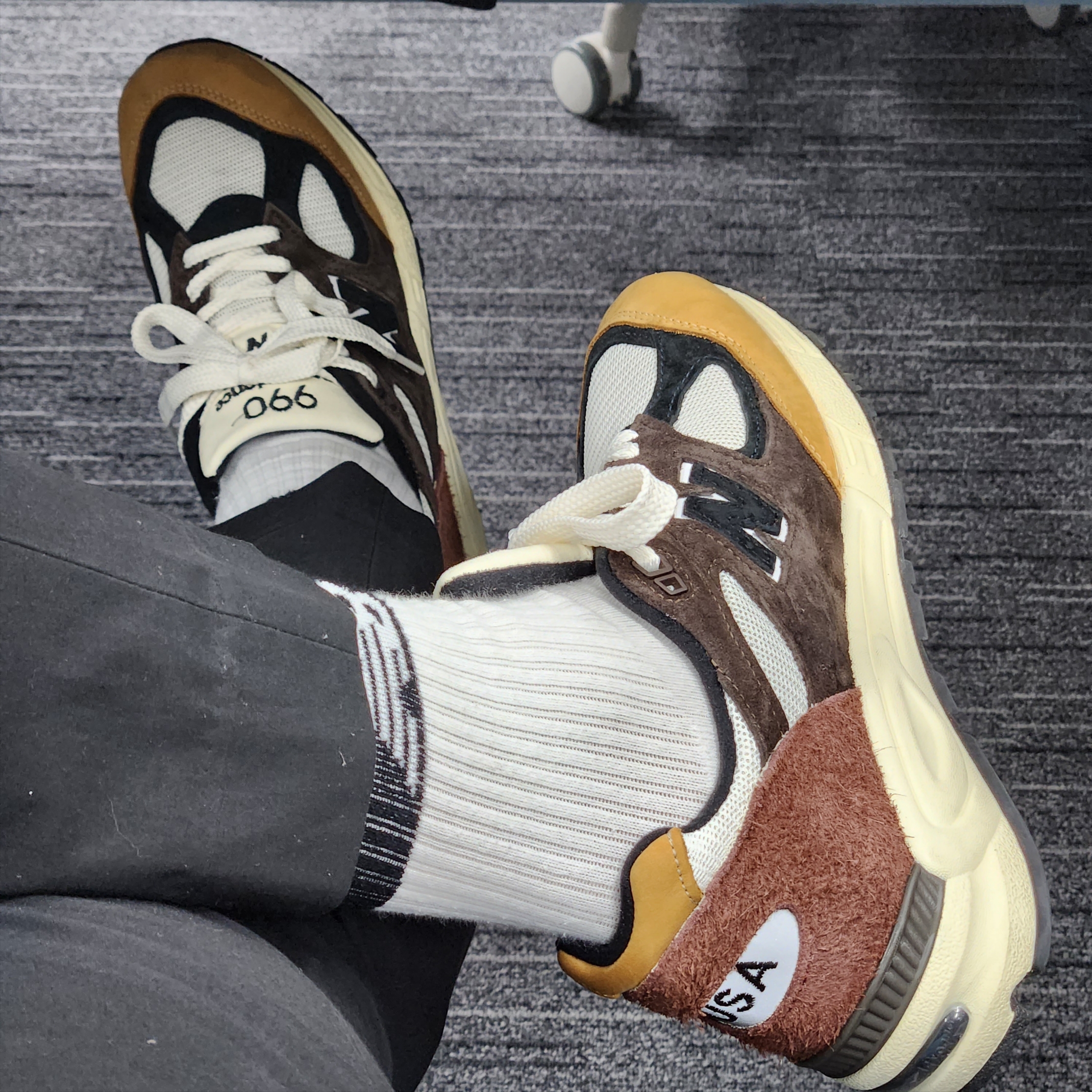New Balance 990v2 Made in USA Brown Beige 착용 스타일