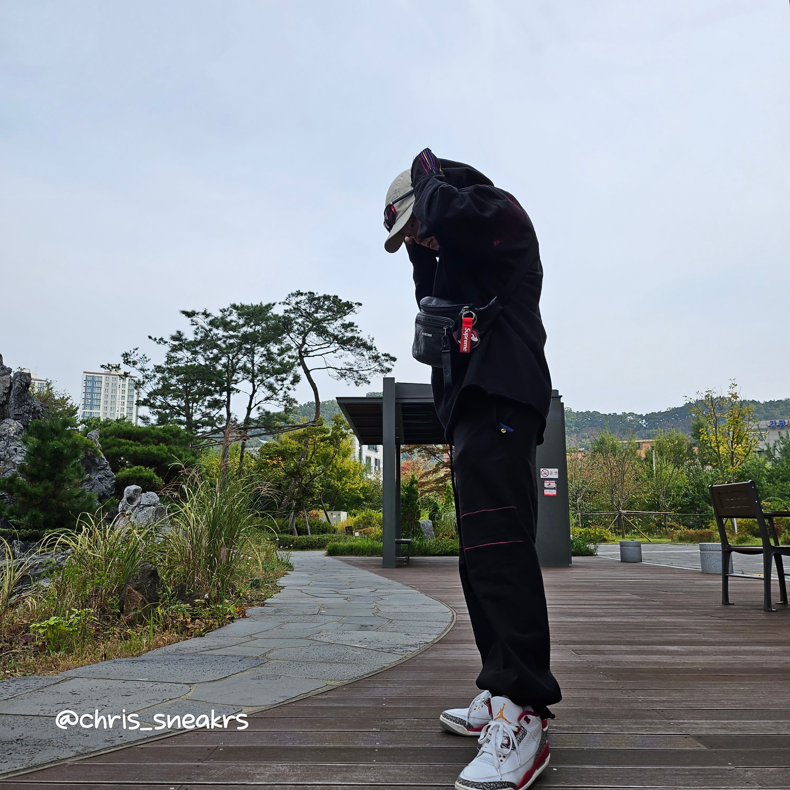Supreme Military Camp Cap Stone - 22SS, Supreme Webbing Keychain Red - 23SS 착용 스타일 - 1