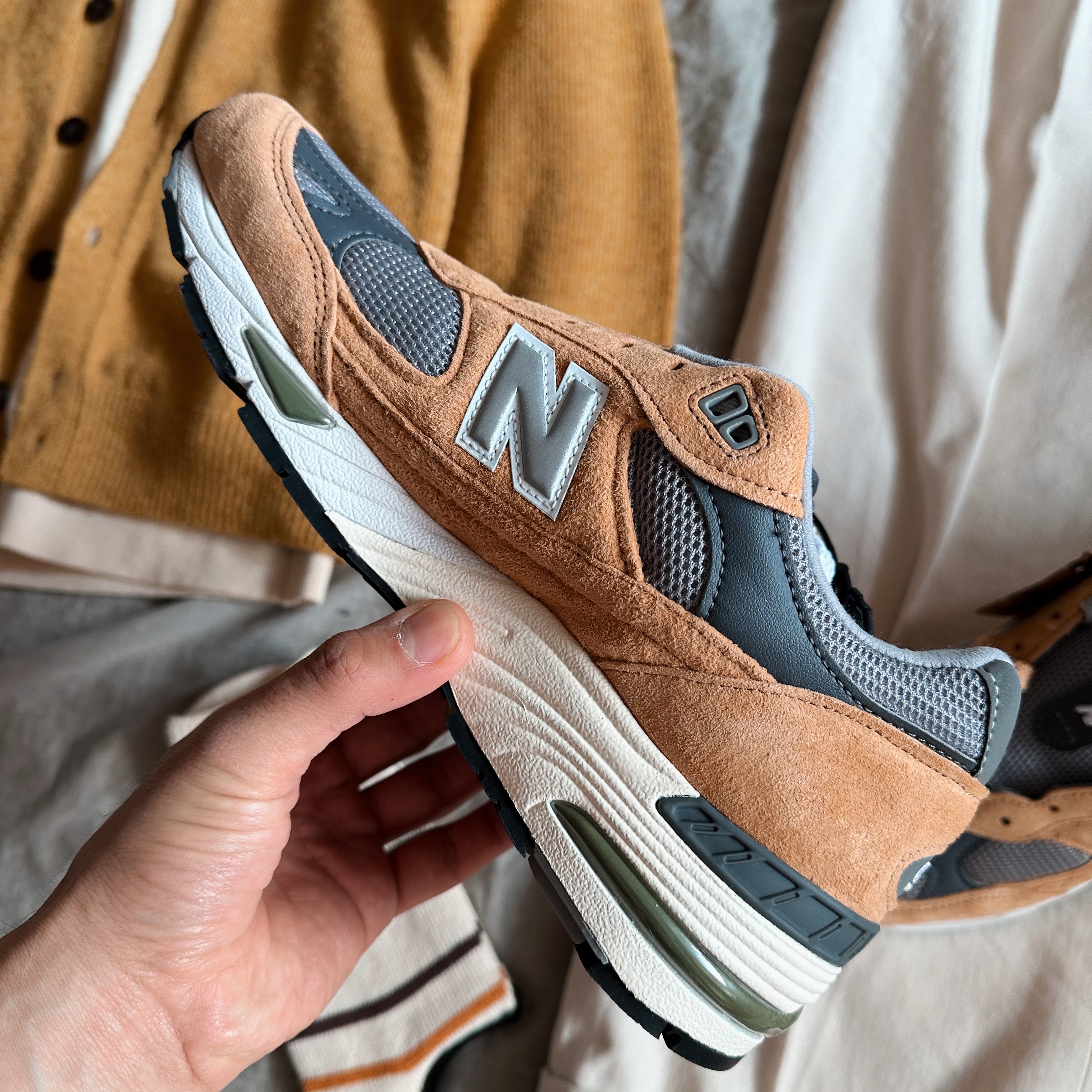New Balance 991 Made in UK Tan Grey 착용 스타일 - 2