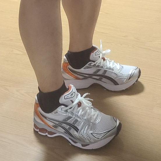 Asics Gel-Kayano 14 White Piquant Orange 착용 스타일