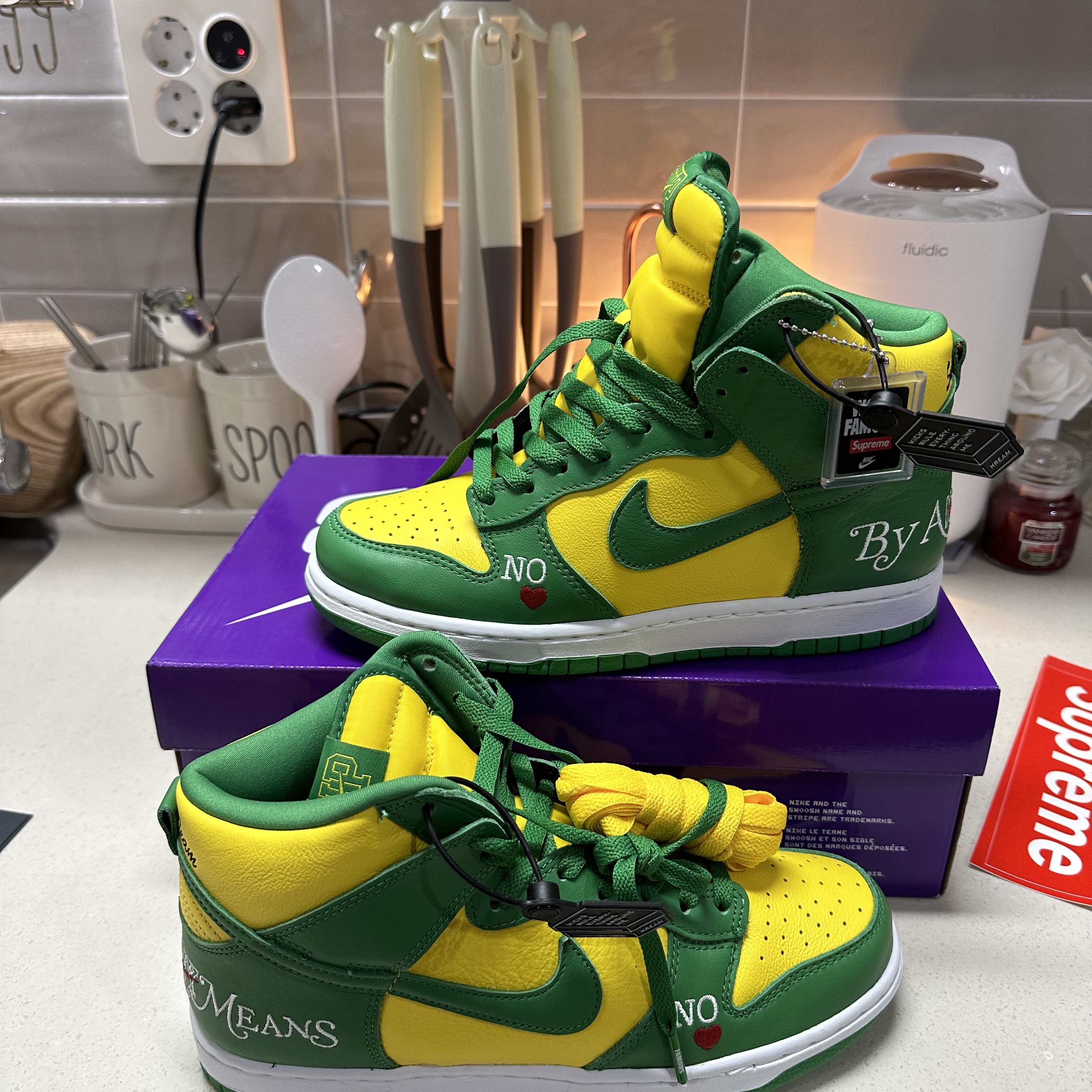 Nike x Supreme SB Dunk High OG QS By Any Means Varsity Maize Pine Green, Kenzo Paris Baseball Cap Beige 착용 스타일 - 3