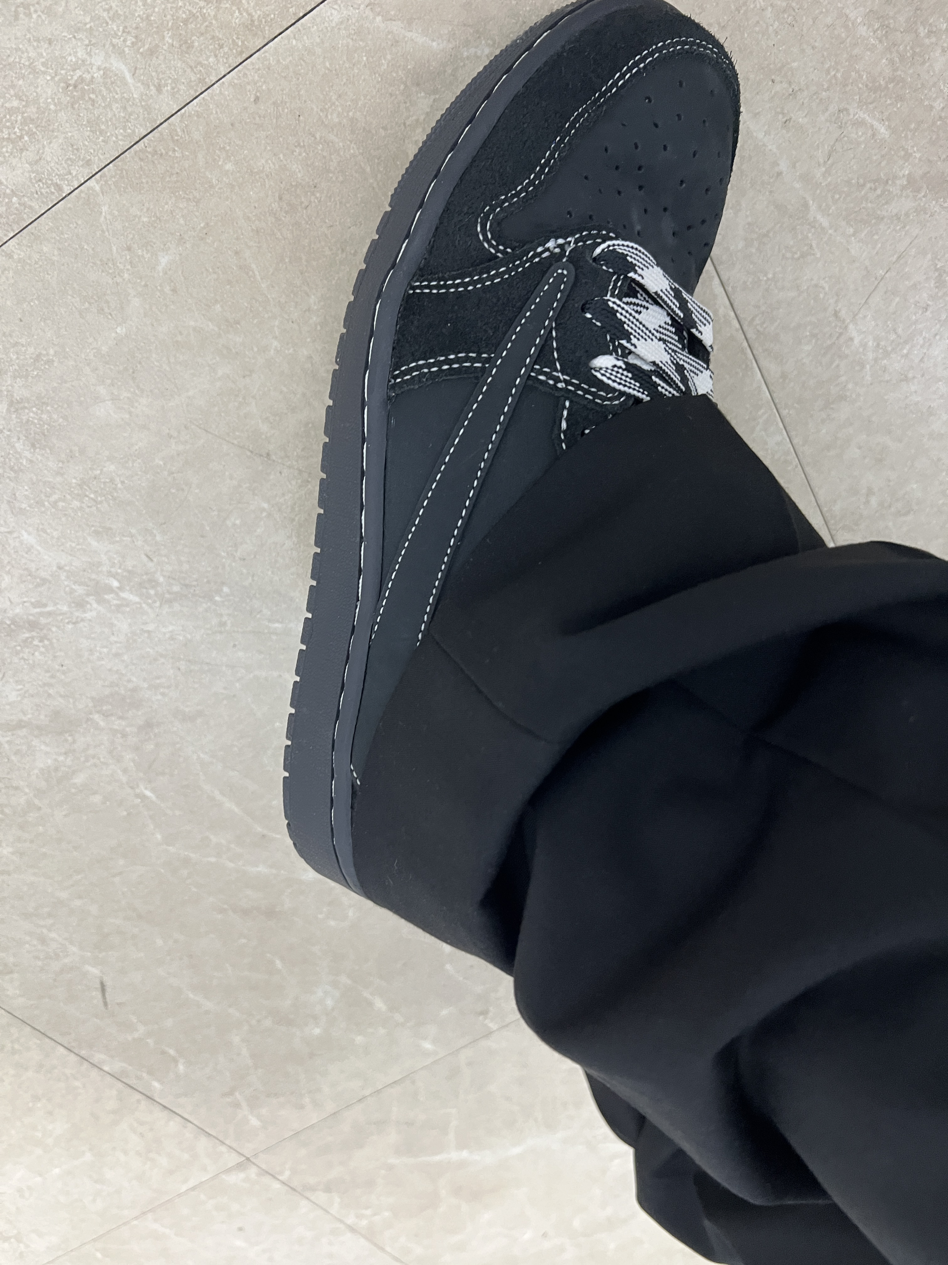 Jordan 1 x Travis Scott Retro Low OG SP Black Phantom 착용 스타일