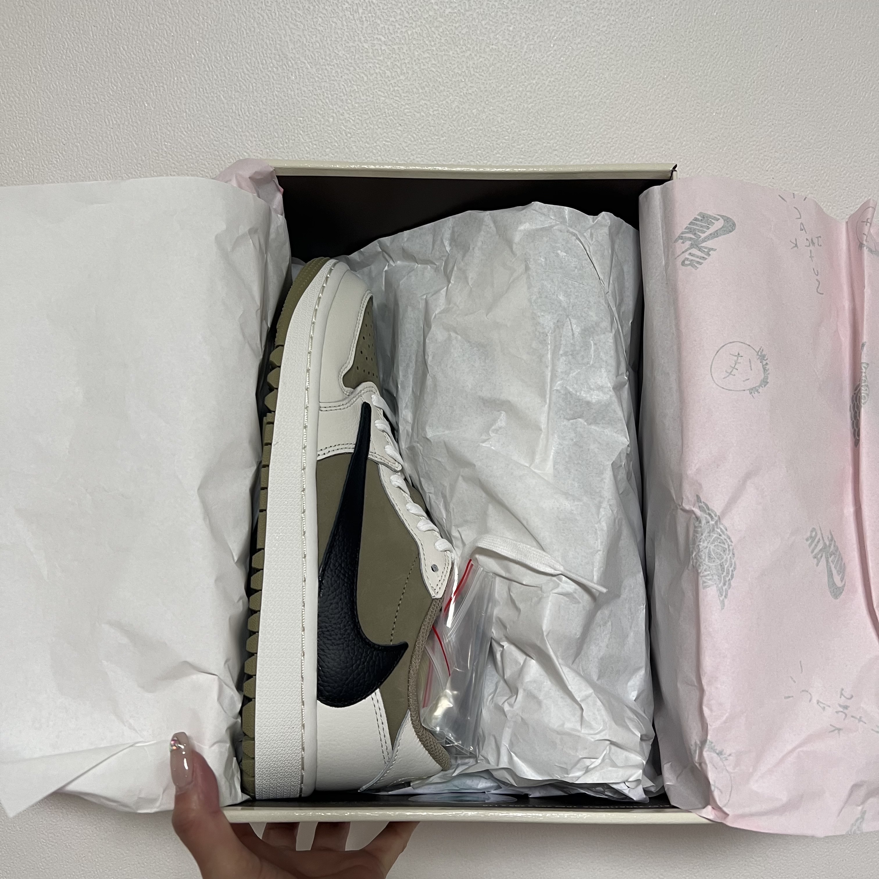 Jordan 1 x Travis Scott Retro Low Golf NRG Neutral Olive 착용 스타일 - 1