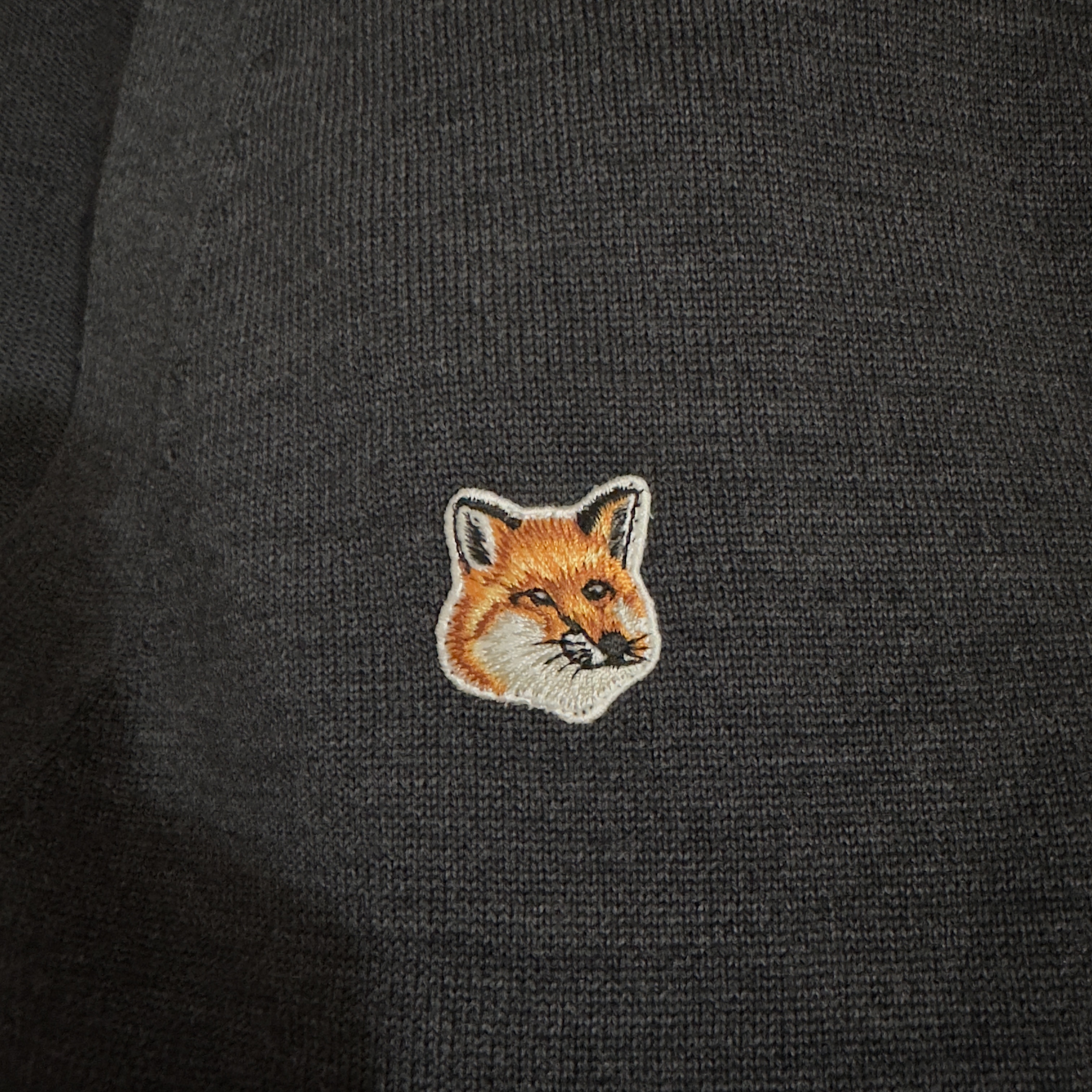Maison Kitsune Fox Head Patch Classic Cardigan Anthracite Melange 착용 스타일