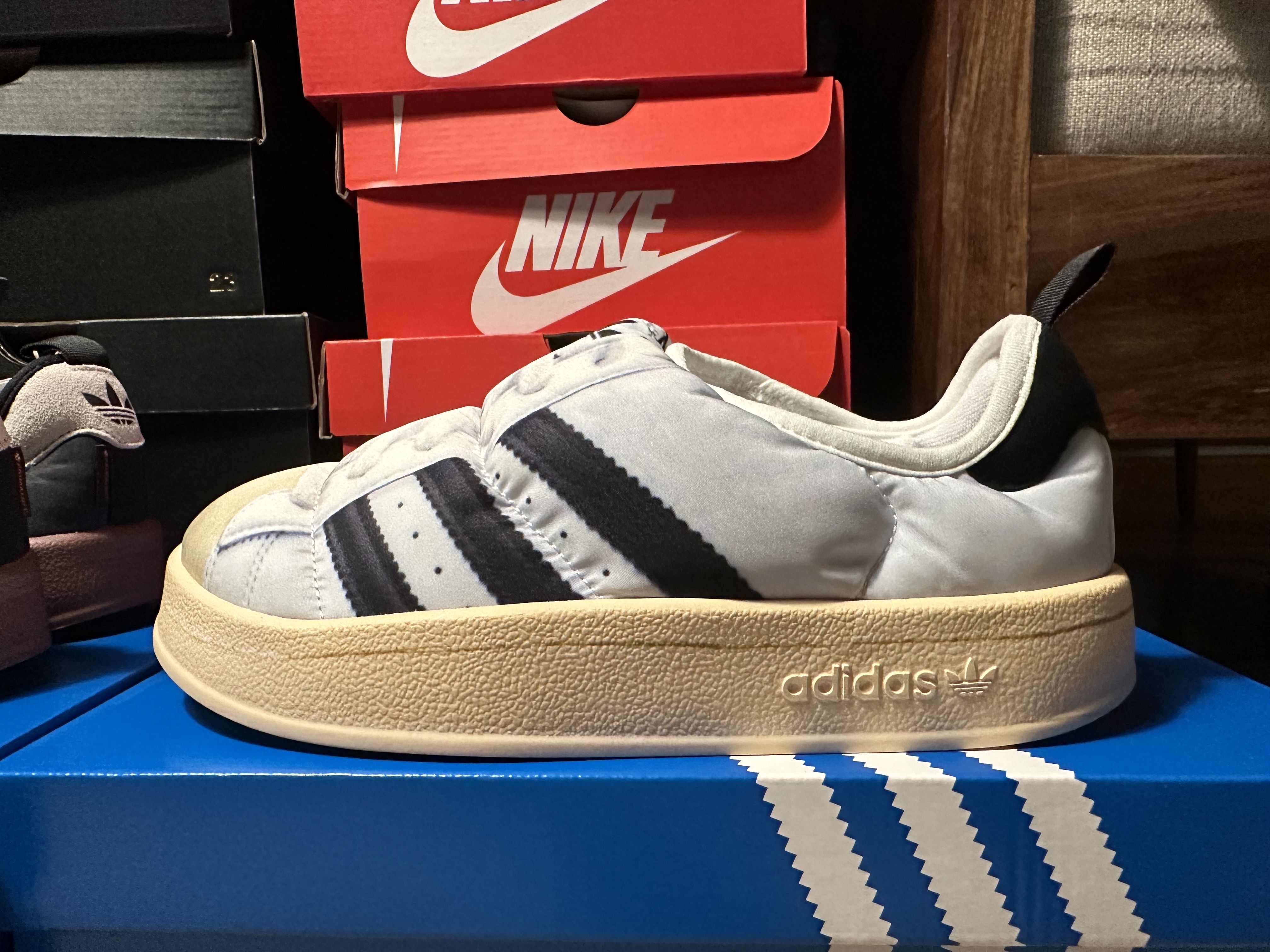 Adidas Puffylette Superstar Cloud White, Adidas Puffylette Samba Core Black 착용 스타일 - 6