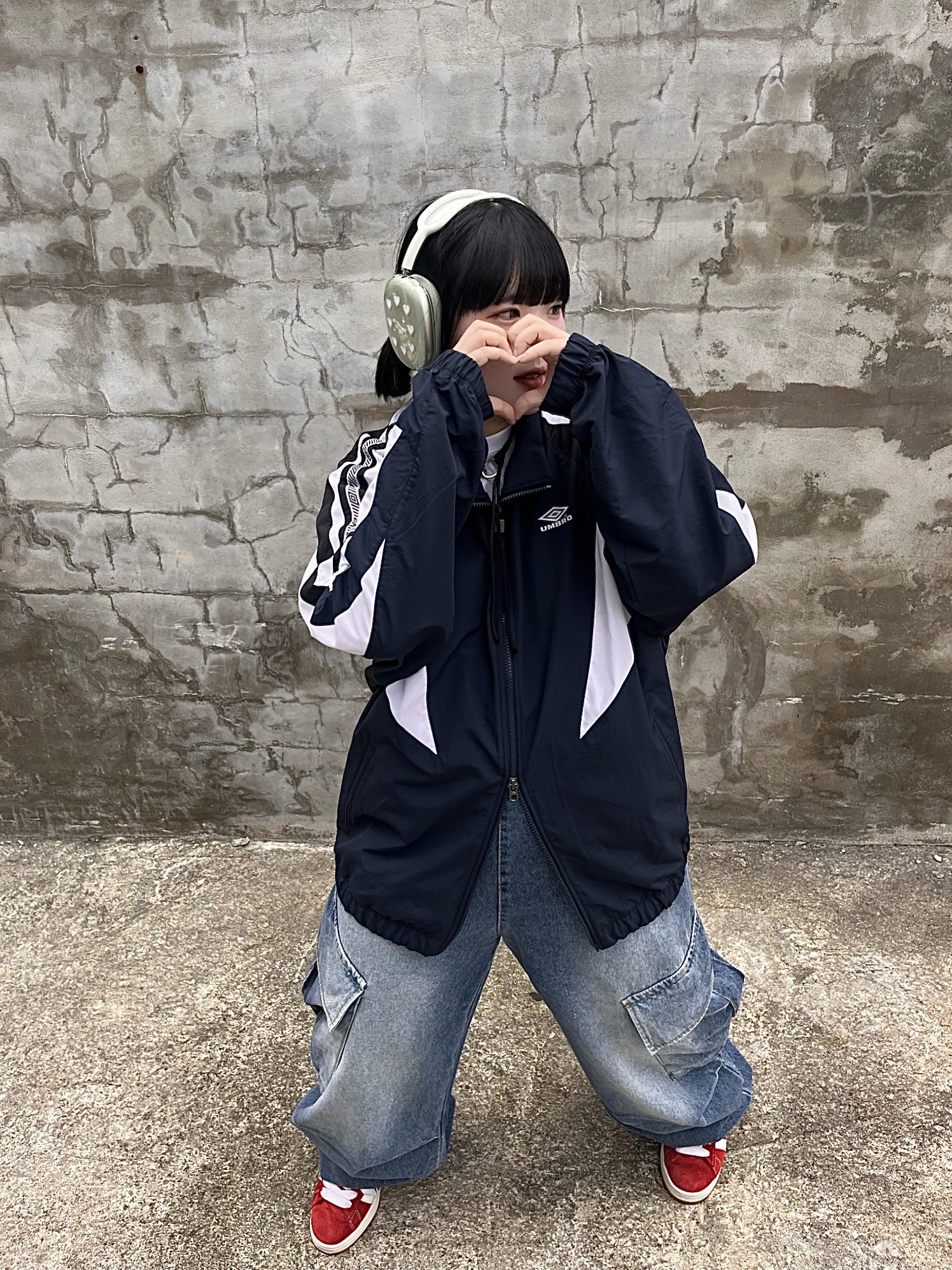Adidas Campus 00s Better Scarlet Cloud White, Apple AirPods Max Lightning Green (Korean Ver.) 착용 스타일 - 2