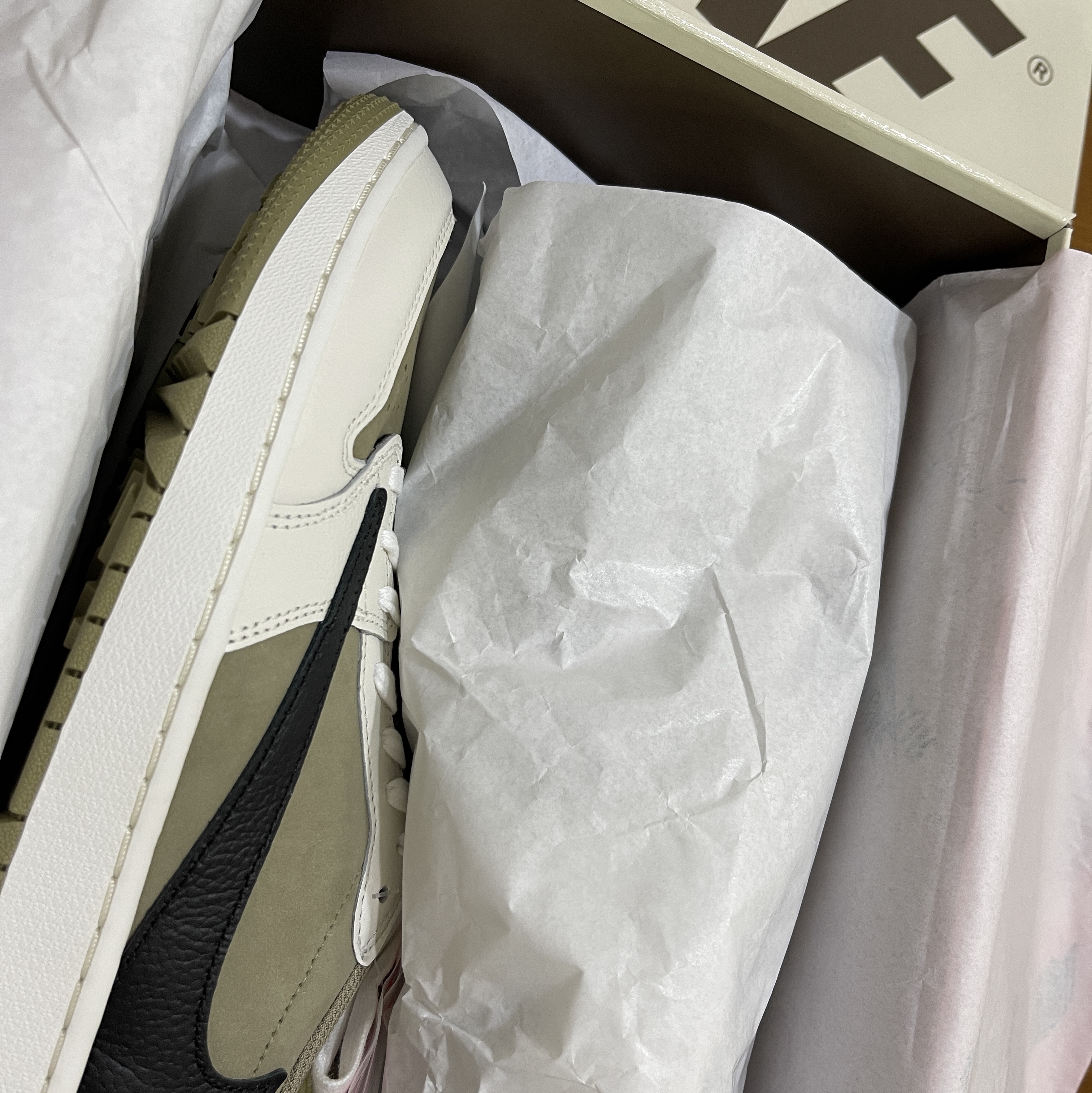 Jordan 1 x Travis Scott Retro Low Golf NRG Neutral Olive 착용 스타일 - 2