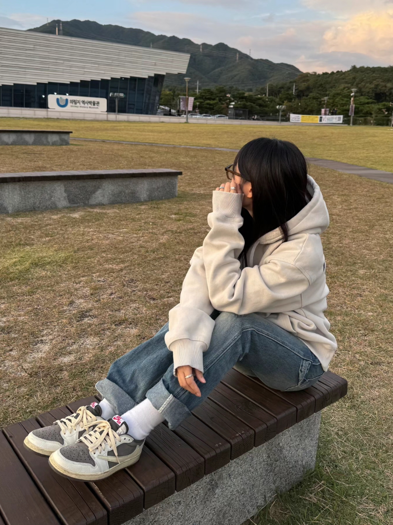 Jordan 1 x Travis Scott Retro Low OG SP Sail and Ridgerock, Stussy Stock Seoul Hood Smoke 2022 착용 스타일 - 2