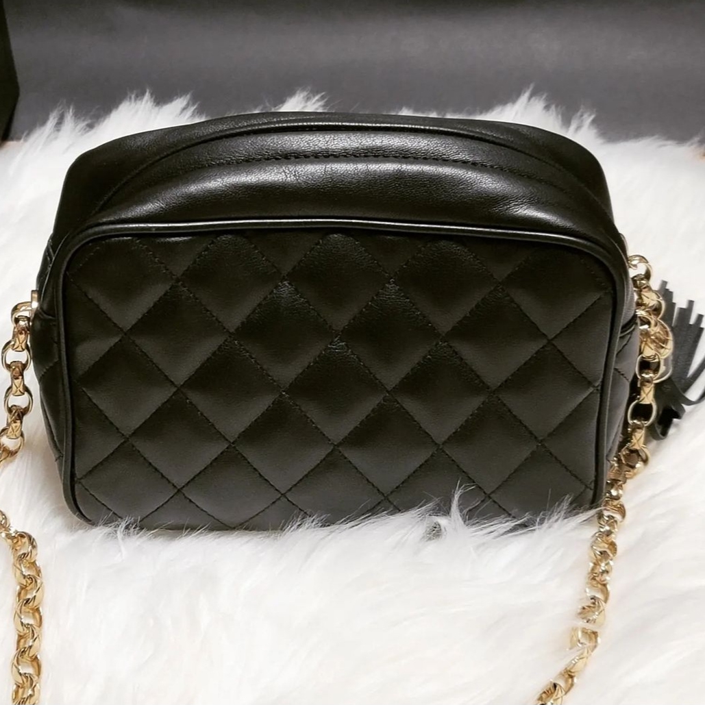 Chanel Camera Case Lambskin & Gold Black 착용 스타일 - 3