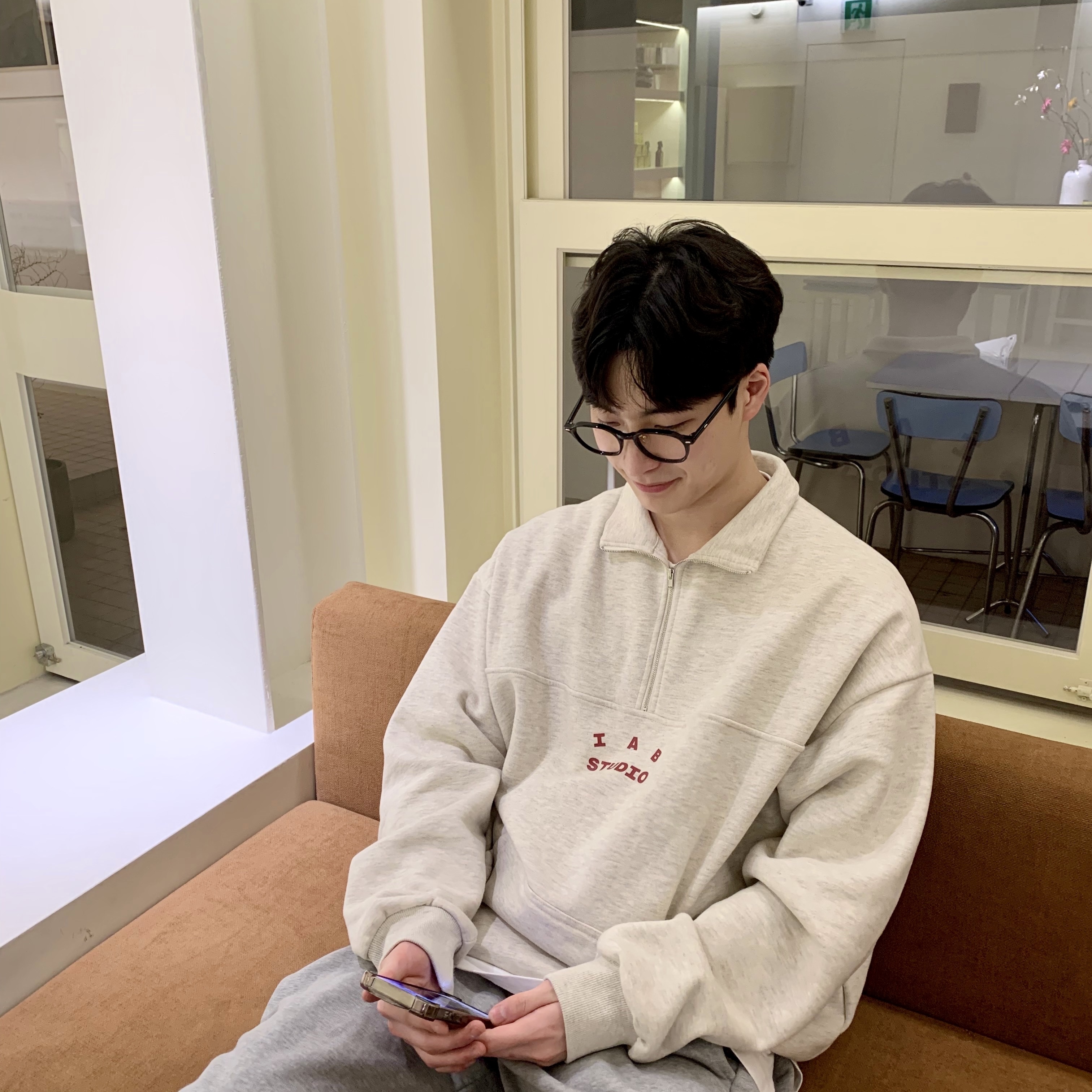 IAB Studio Half Zip-Up Oatmeal Burgundy 착용 스타일 - 1
