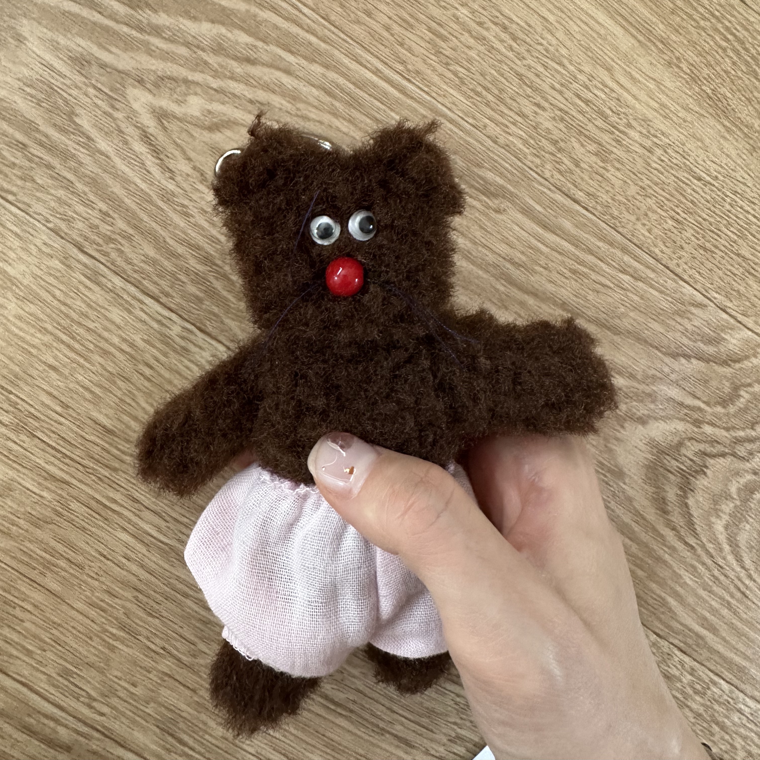 Monamhee Bred Keyring with Pink Pants Brown 착용 스타일