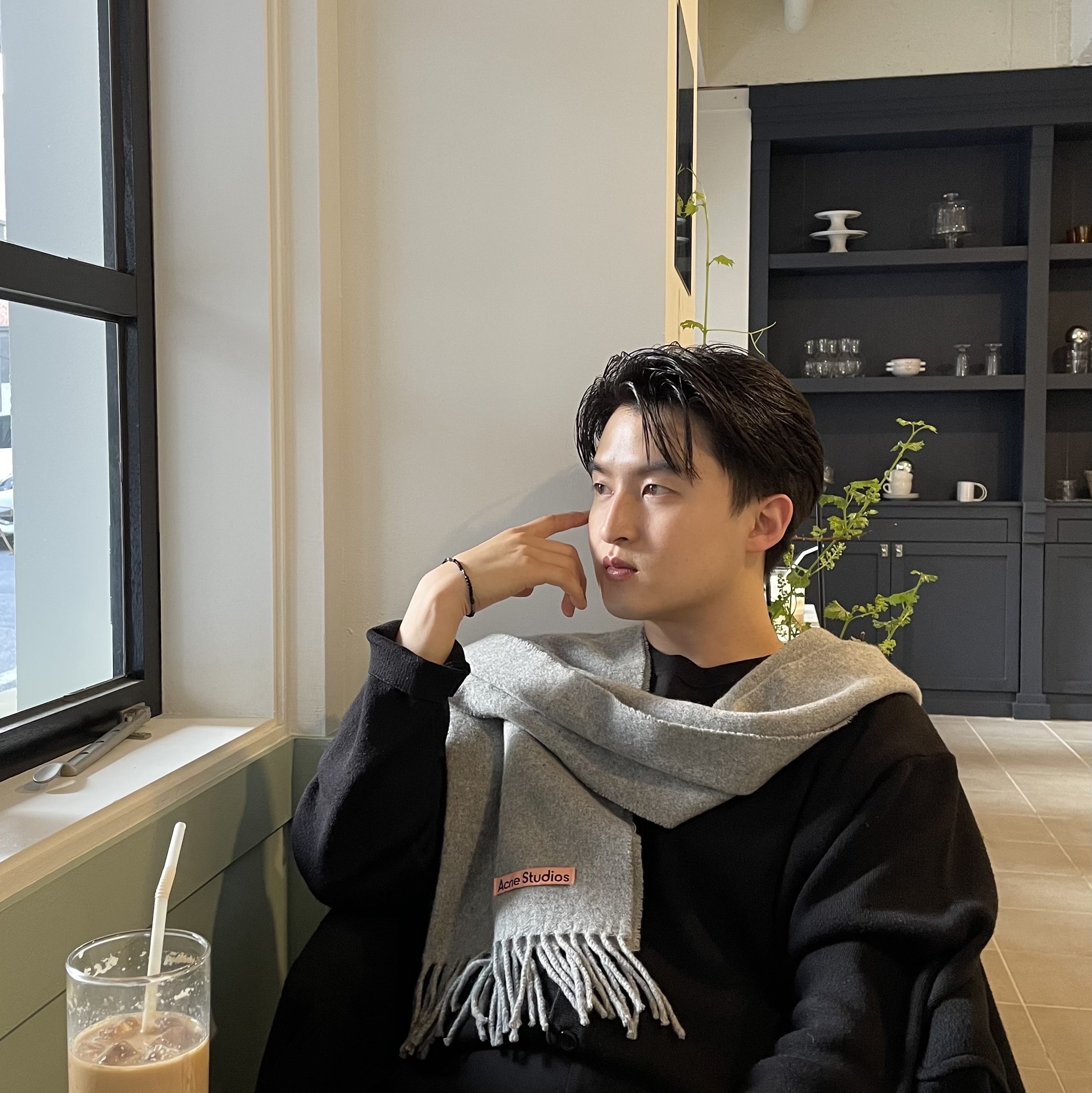 Acne Studios Narrow Wool Fringe Muffler Grey Melange 착용 스타일