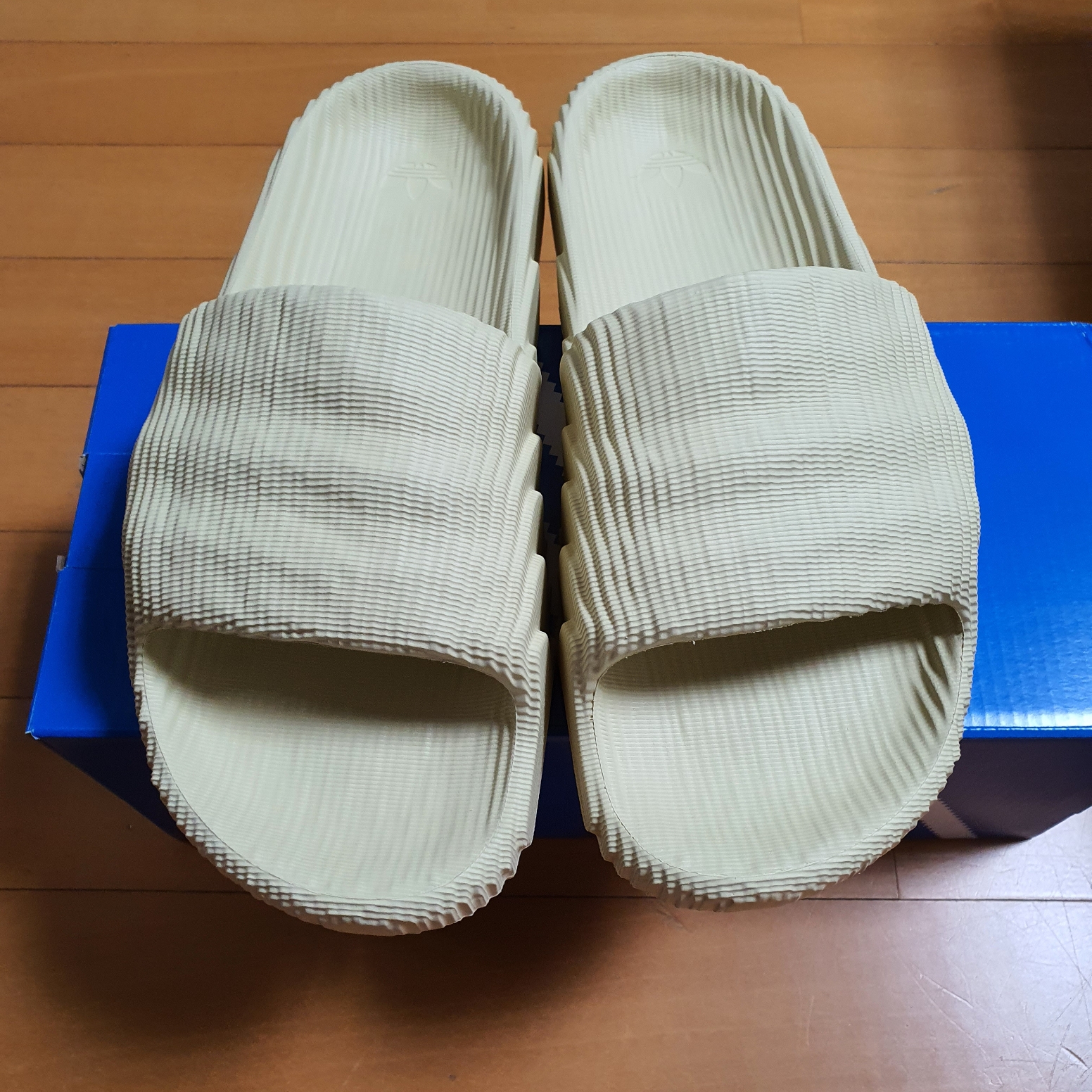 Adidas Adilette 22 Desert Sand 착용 스타일