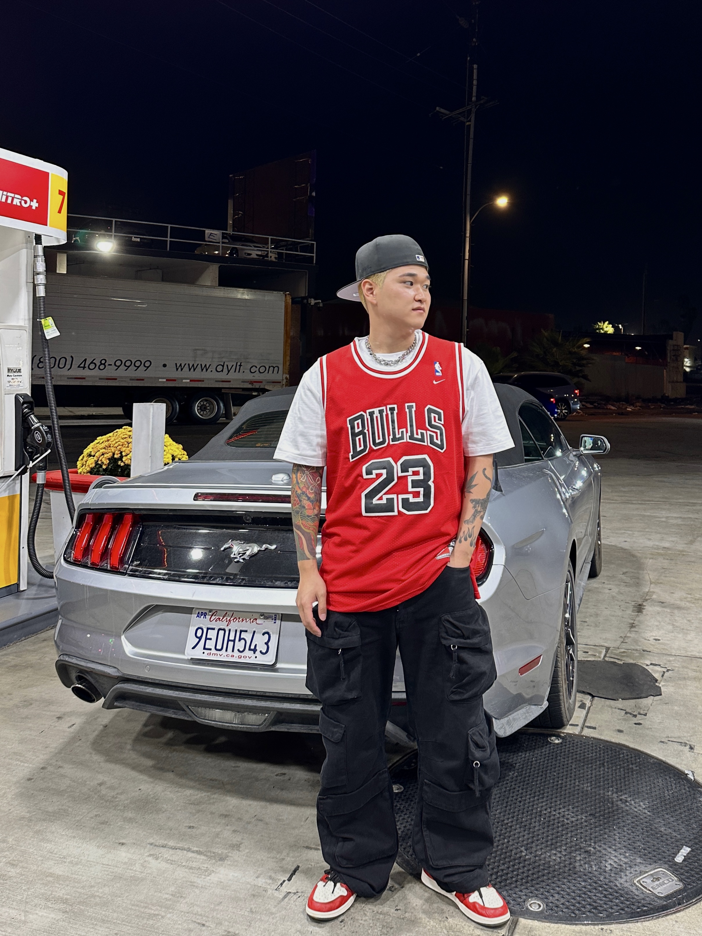 Jordan 4 Retro White and Black, Supreme Big Logo Beanie Navy 착용 스타일 - 3