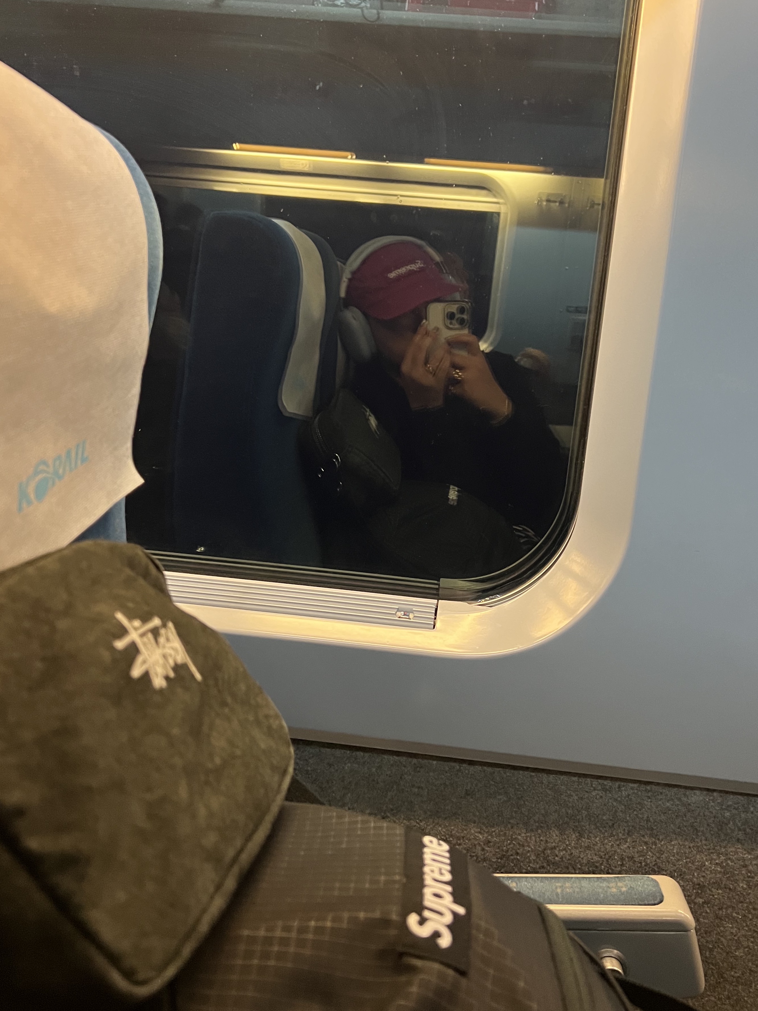 Apple AirPods Max Lightning Silver (Korean Ver.), Supreme Waxed Cotton Camp Cap Magenta - 23FW 착용 스타일 - 3