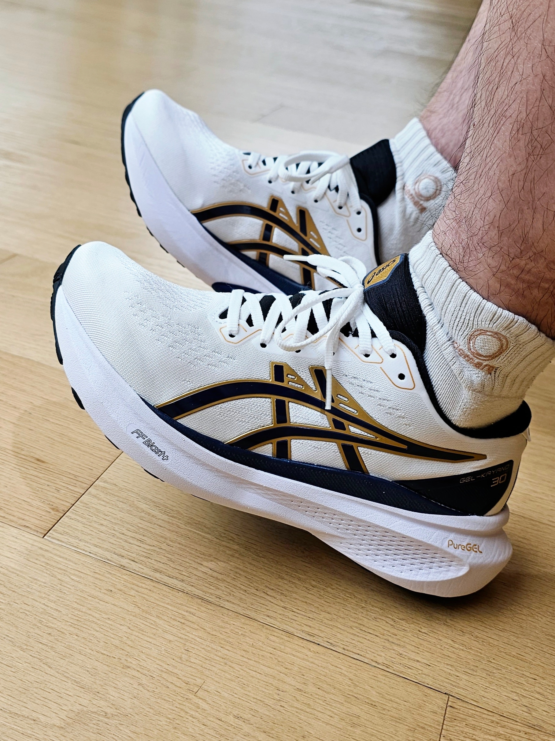 Asics Gel-Kayano 30 Anniversary White Deep Ocean 착용 스타일 - 1
