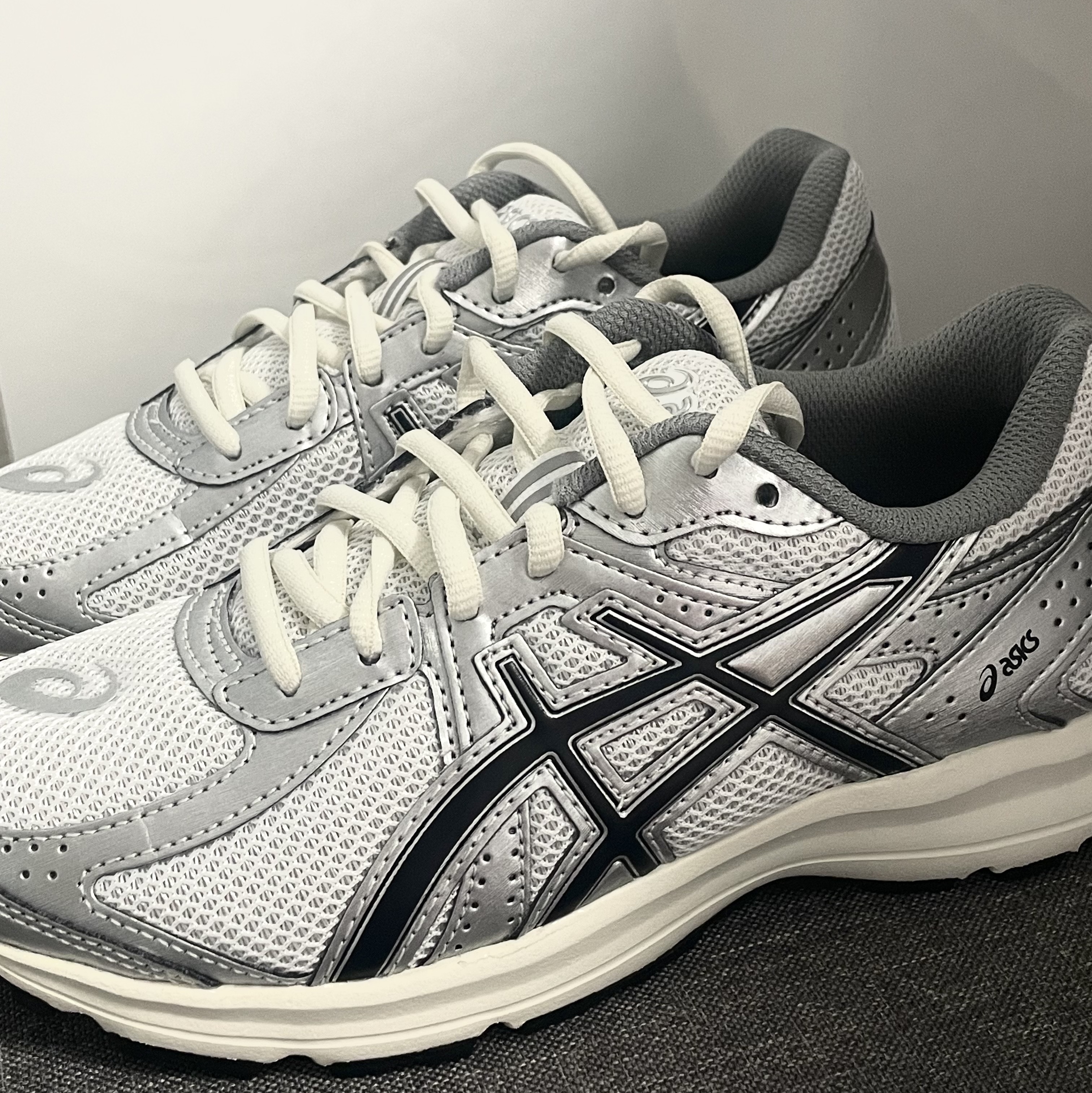 Asics Jog 100 S White Black - 2E Wide 착용 스타일