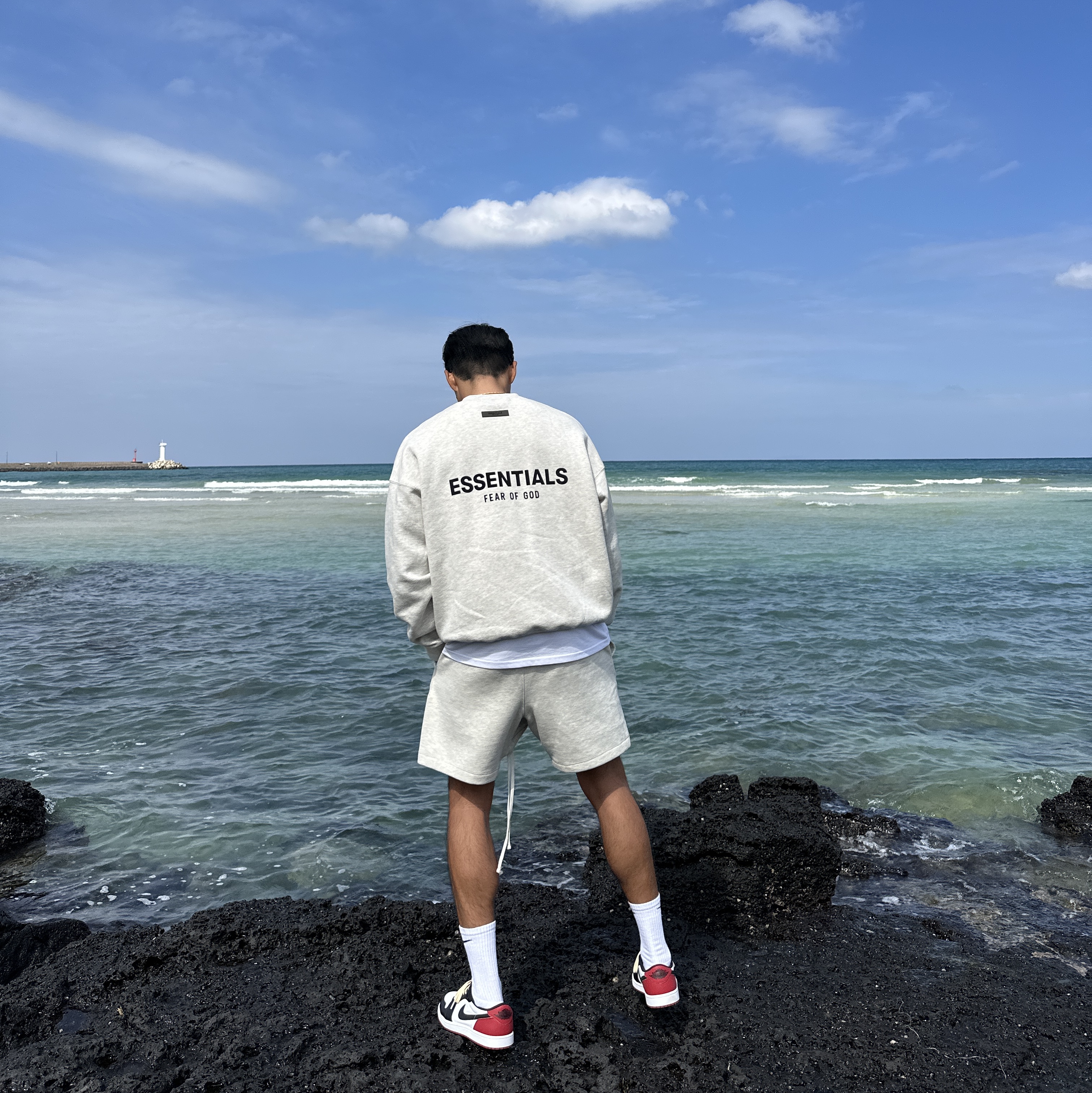 Jordan 1 Retro Low OG Black Toe, Essentials The Core Collection Crewneck Sweatshirt Light Oatmeal 착용 스타일