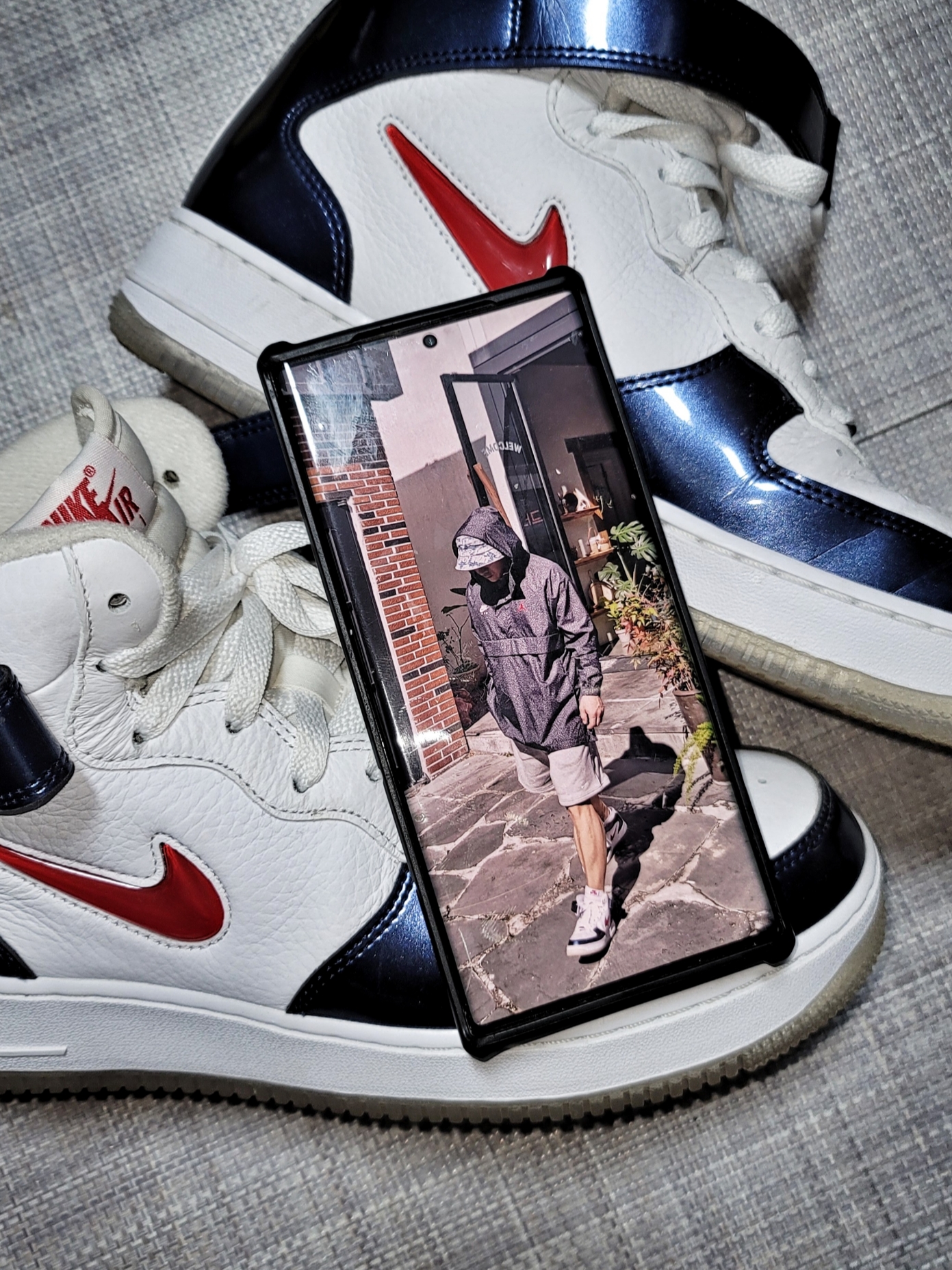 Nike Air Force 1 Mid QS University Red and Midnight Navy 착용 스타일
