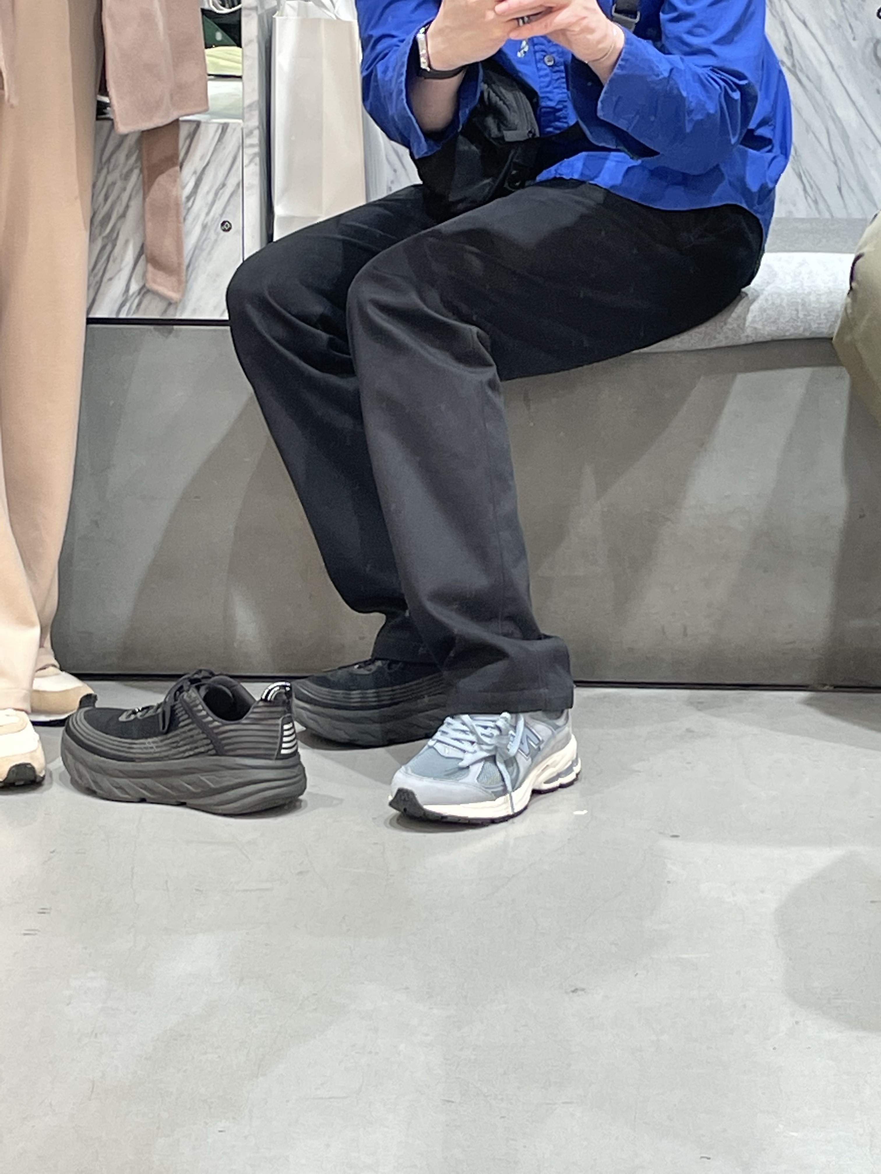 New Balance 2002R Rain Cloud 착용 스타일 - 1