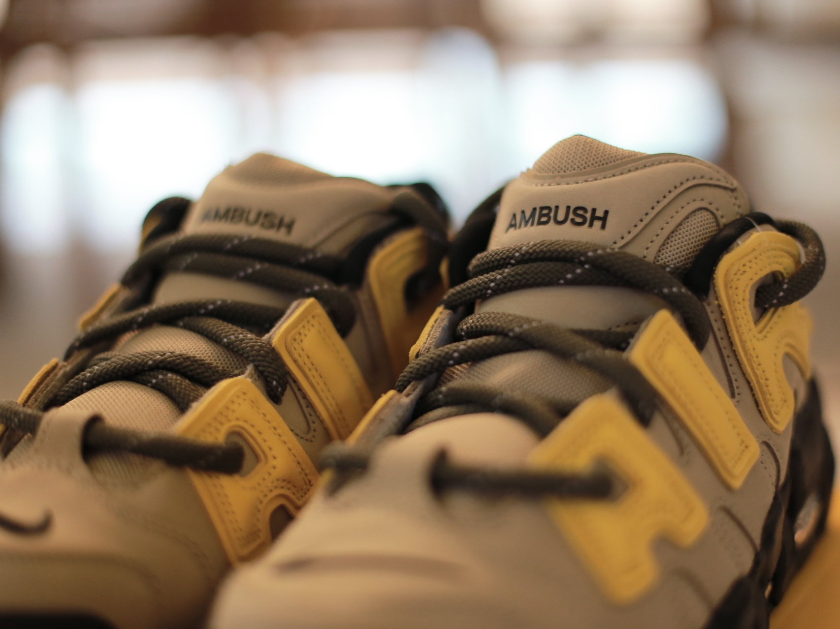 Nike x Ambush Air More Uptempo Low Vivid Sulfur and Limestone 착용 스타일 - 5