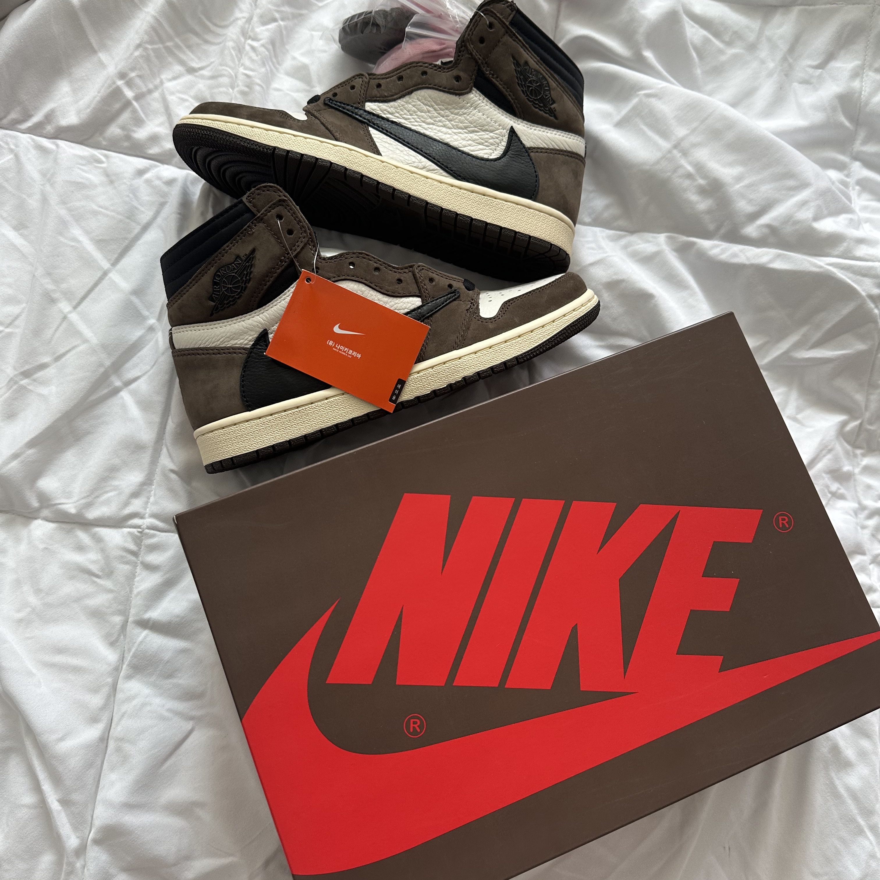 Jordan 1 x Travis Scott Retro High OG SP Mocha 착용 스타일