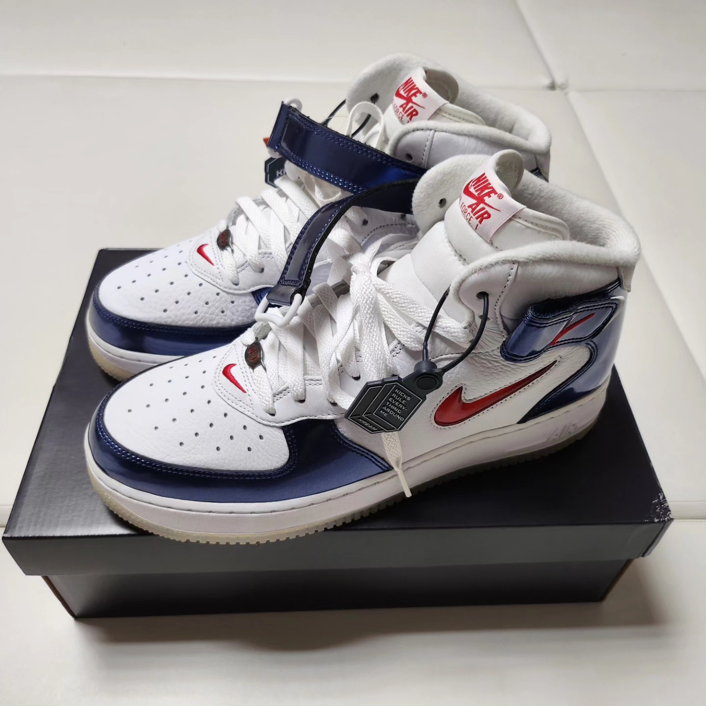 Nike Air Force 1 Mid QS University Red and Midnight Navy 착용 스타일 - 2