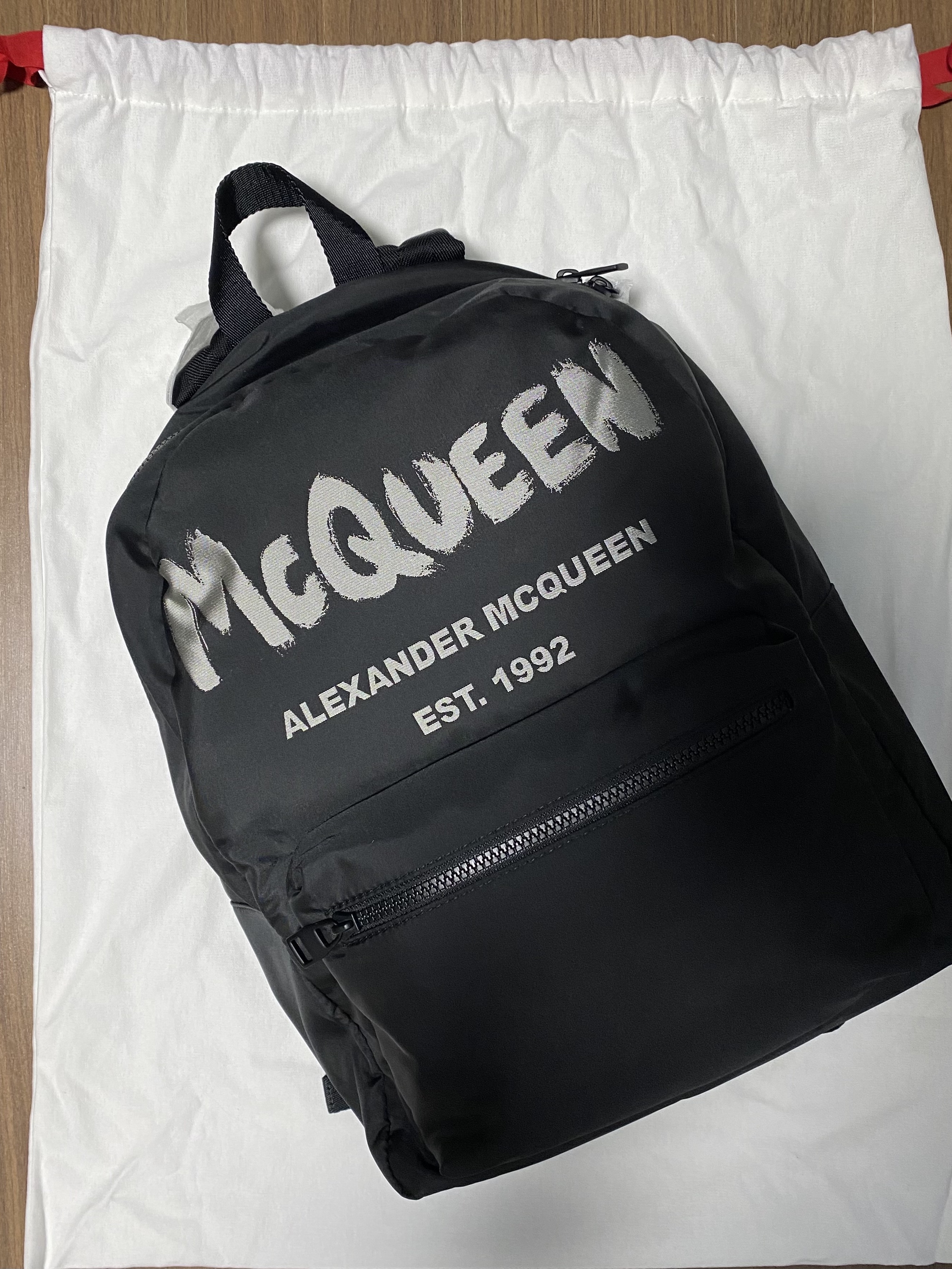 Alexander McQueen Graffiti Metropolitan Backpack Black Ivory 착용 스타일