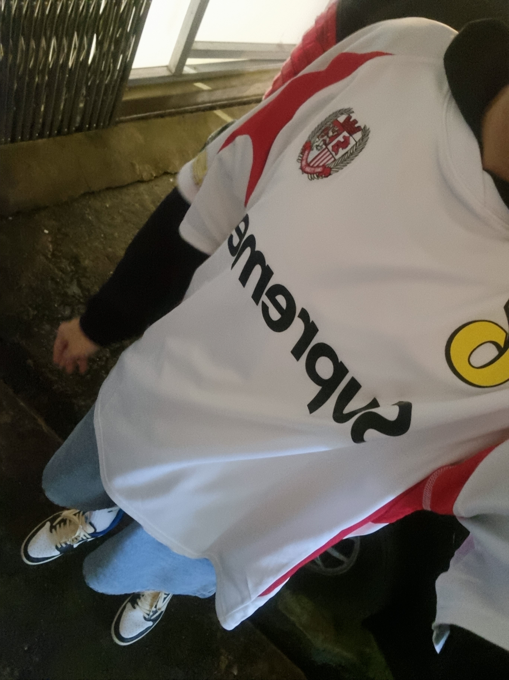 Supreme Hooded Soccer Jersey White - 23FW, Jordan 1 x Travis Scott x Fragment Retro Low OG SP Military Blue 착용 스타일