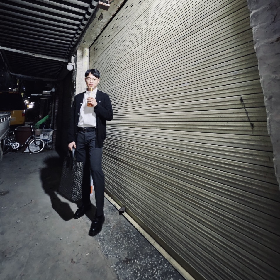 Play Comme des Garcons Black Heart Knit Cardigan Black, Dr. Martens x Supreme Penton Tassel Loafer Black 착용 스타일