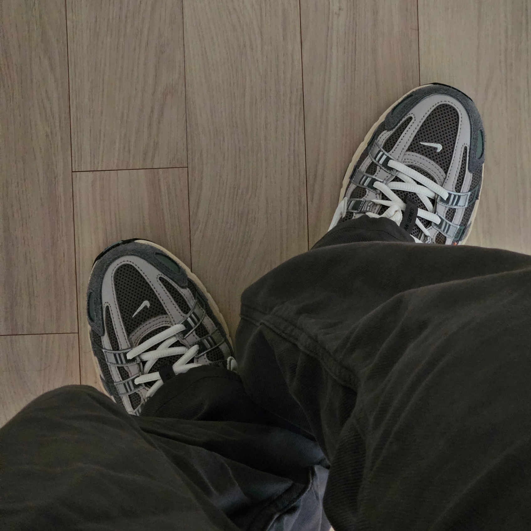 Nike P-6000 Flat Pewter Light Iron Ore 착용 스타일 - 2