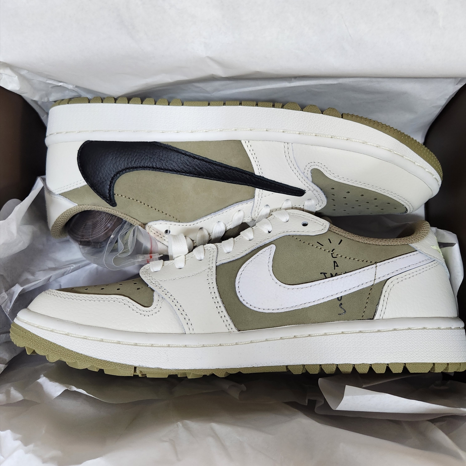 Jordan 1 x Travis Scott Retro Low Golf NRG Neutral Olive 착용 스타일 - 3
