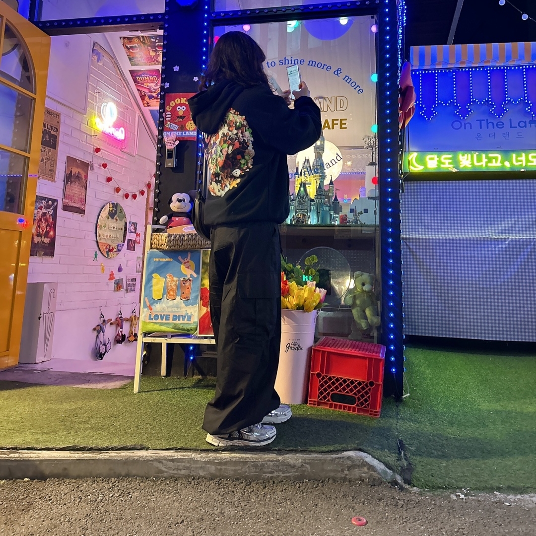 Stussy Plush Hoodie Black, (W) Nike Zoom Vomero 5 Photon Dust and Metallic Silver 착용 스타일 - 1