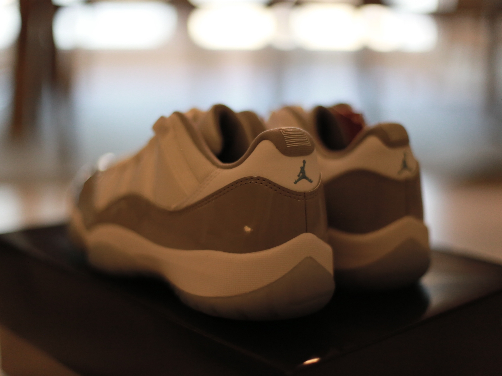 Jordan 11 Retro Low Cement Grey 착용 스타일 - 3