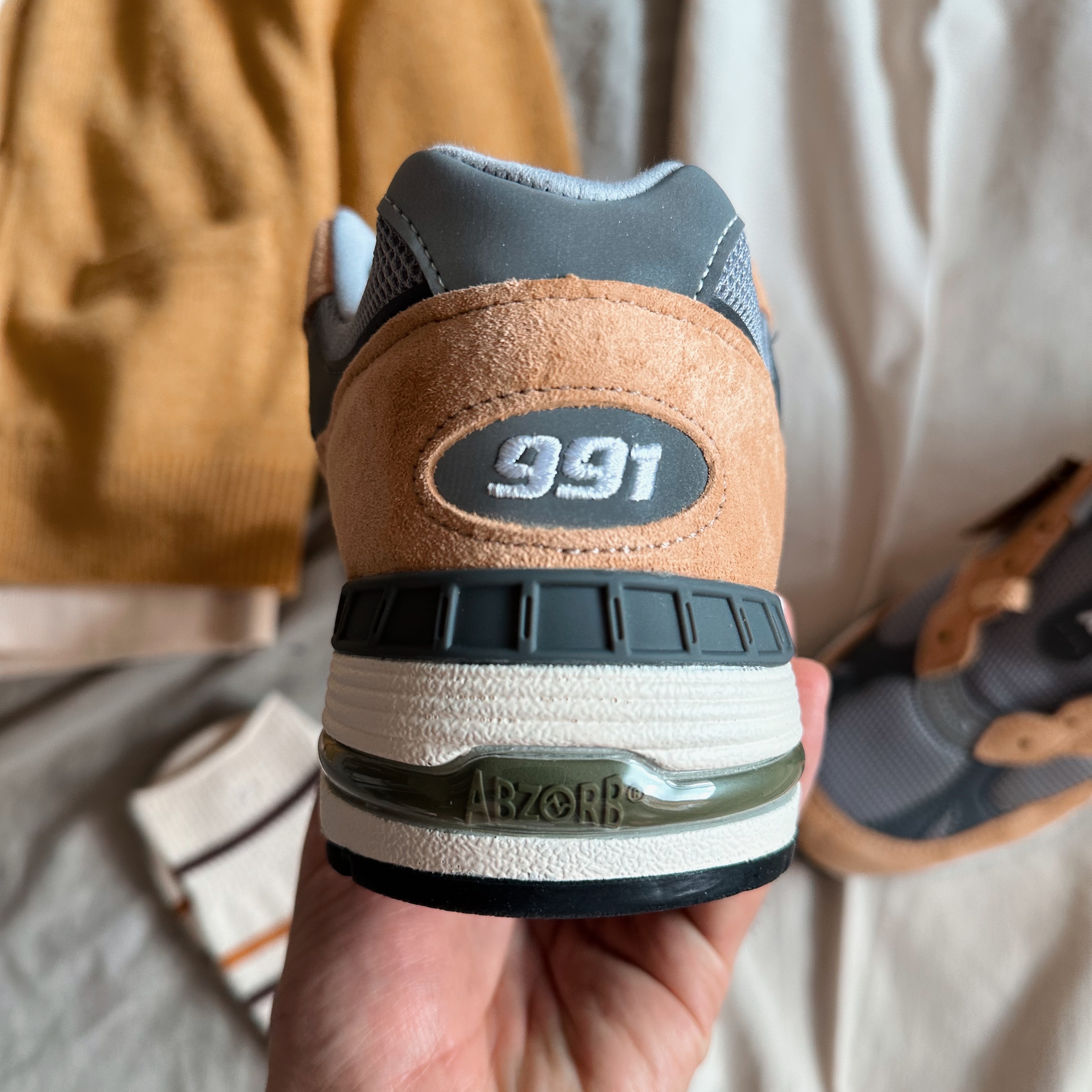 New Balance 991 Made in UK Tan Grey 착용 스타일 - 5