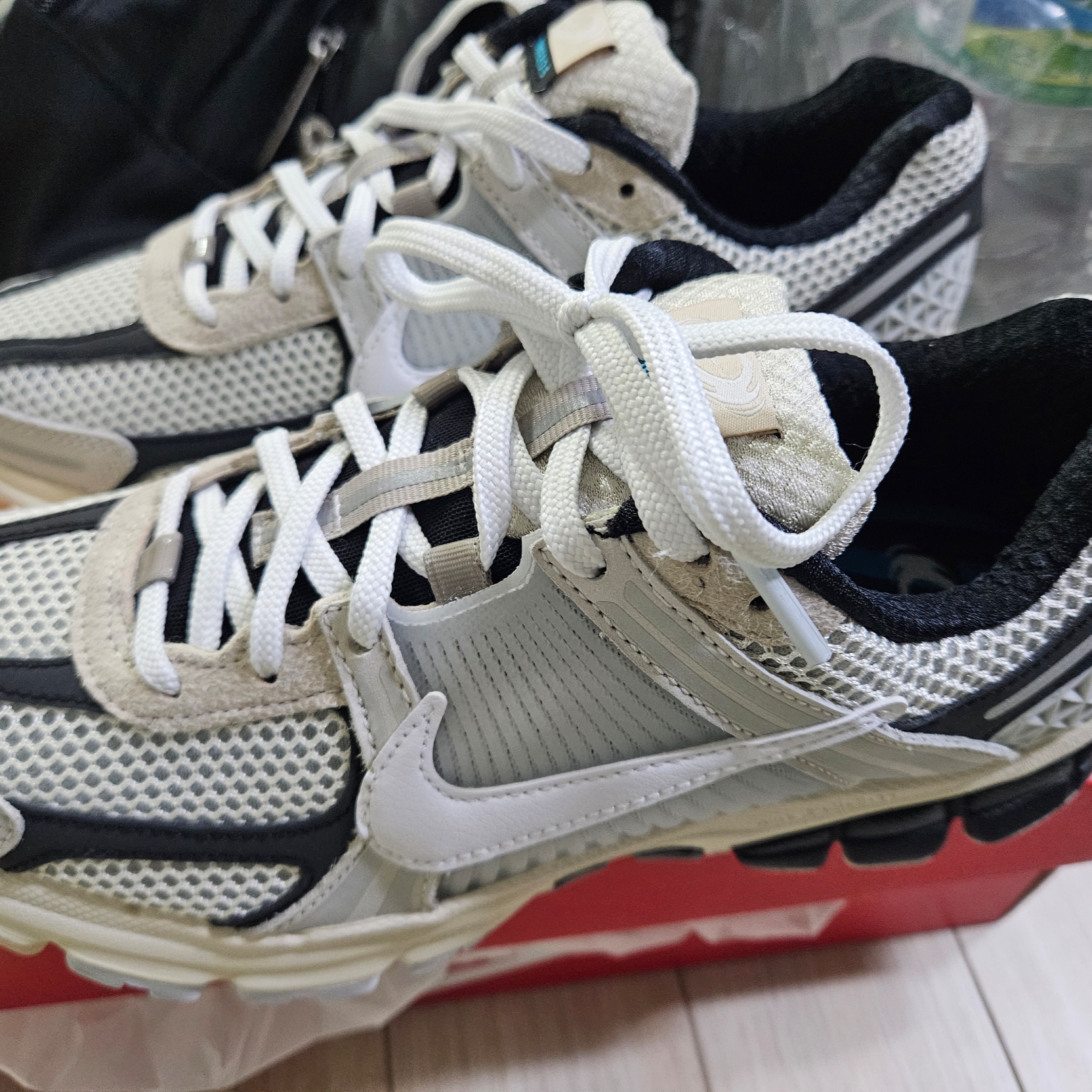 Nike Zoom Vomero 5 Light Bone and Black 착용 스타일