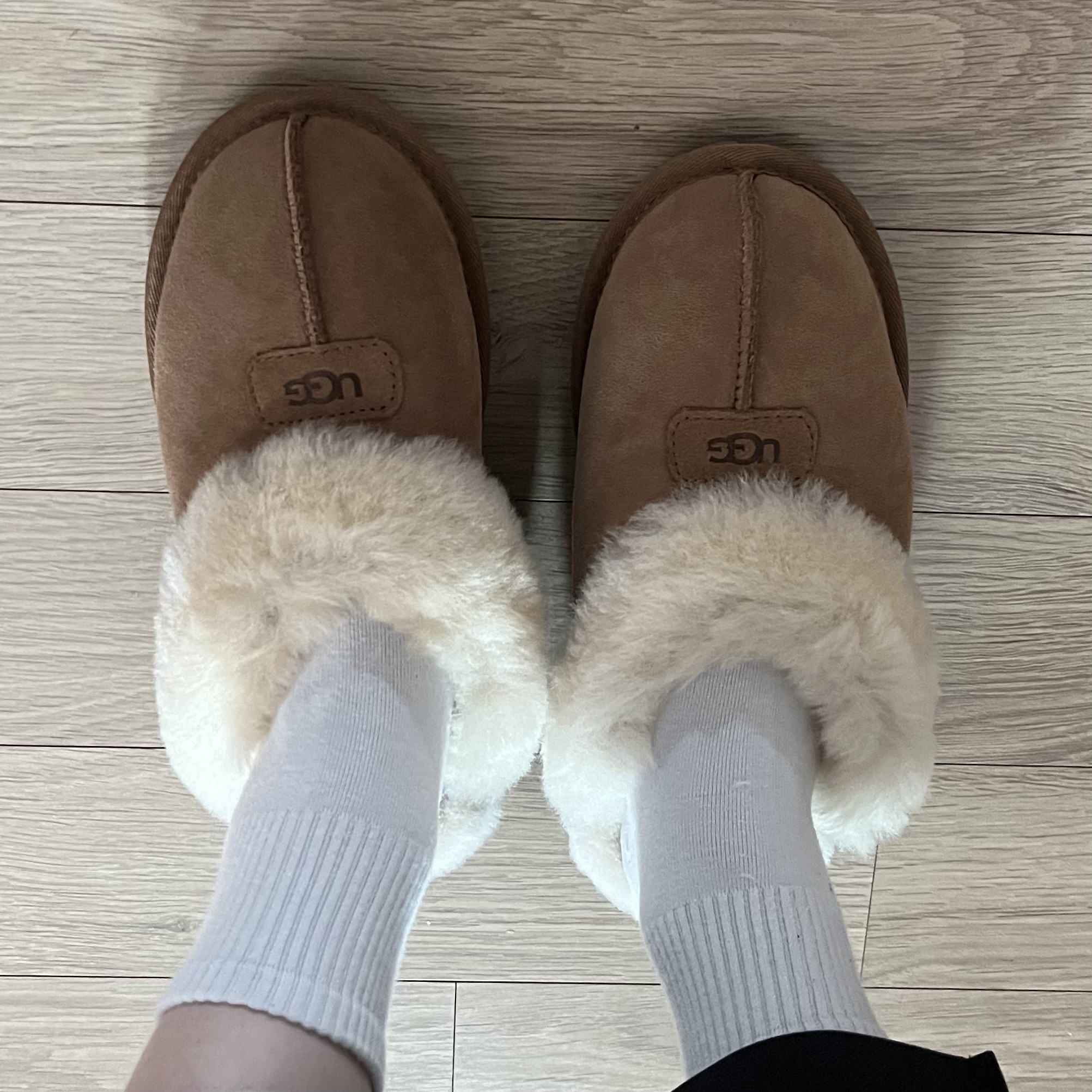 (W) UGG Coquette Slipper Chestnut 착용 스타일 - 1