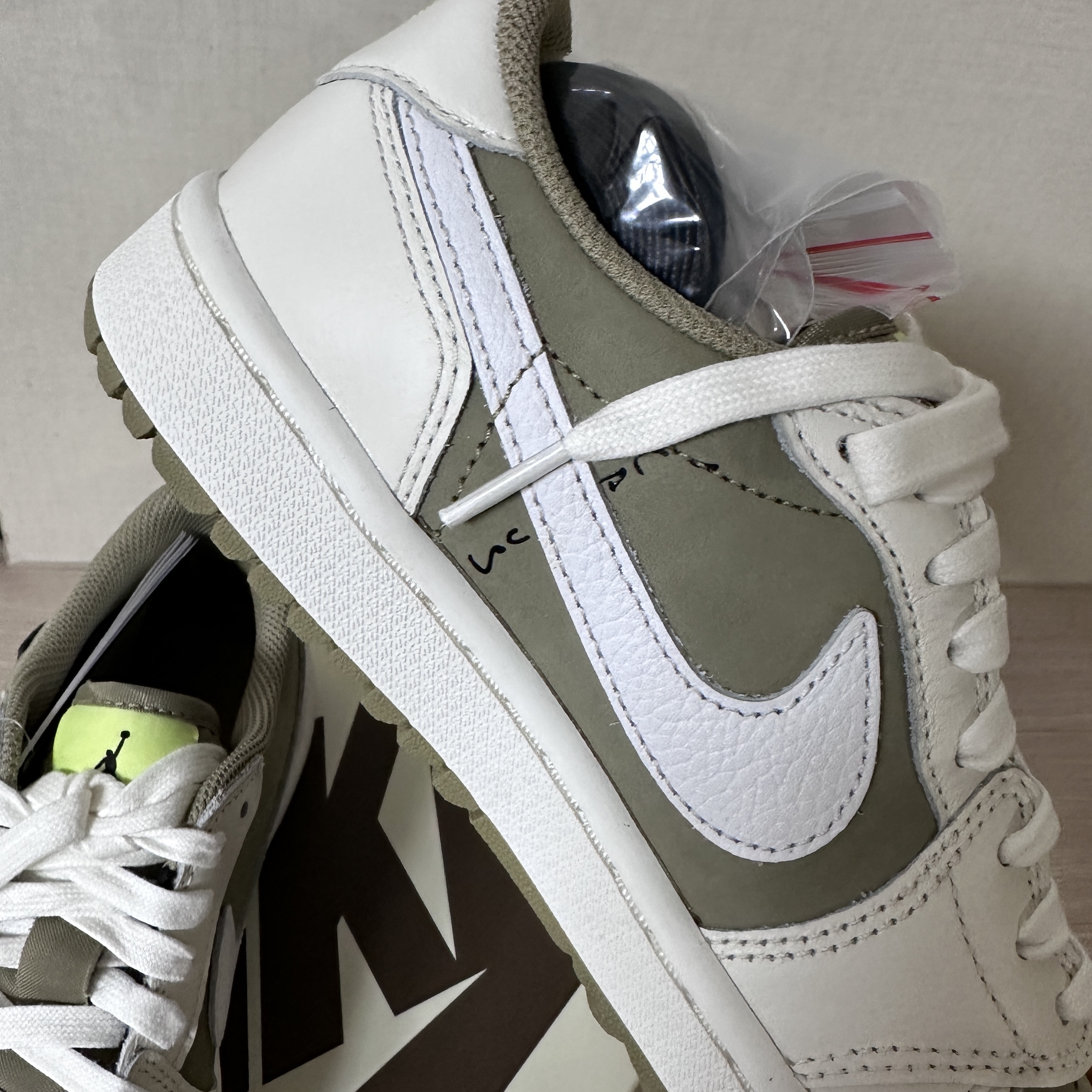 Jordan 1 x Travis Scott Retro Low Golf NRG Neutral Olive 착용 스타일 - 2
