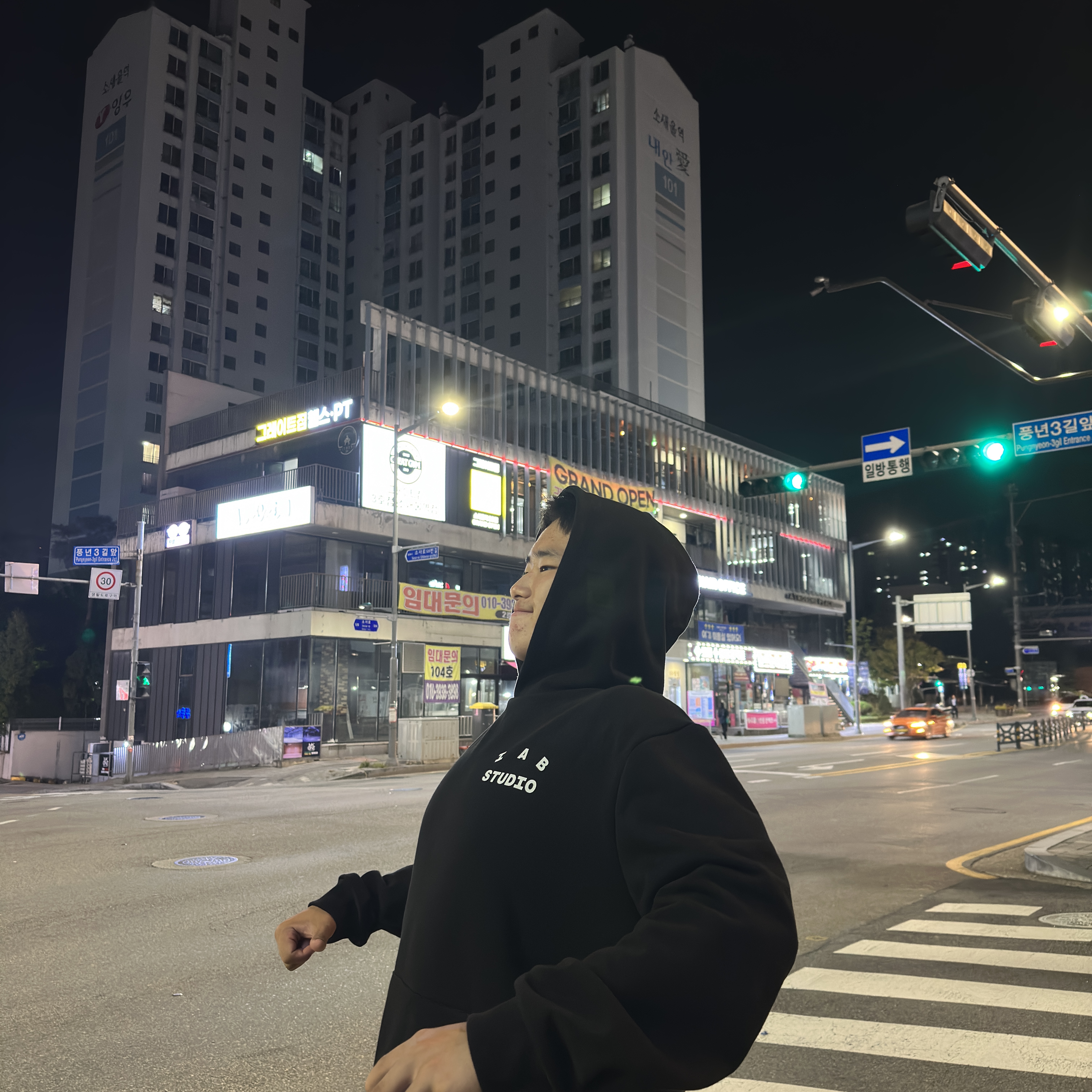 IAB Studio Hoodie Black White 착용 스타일
