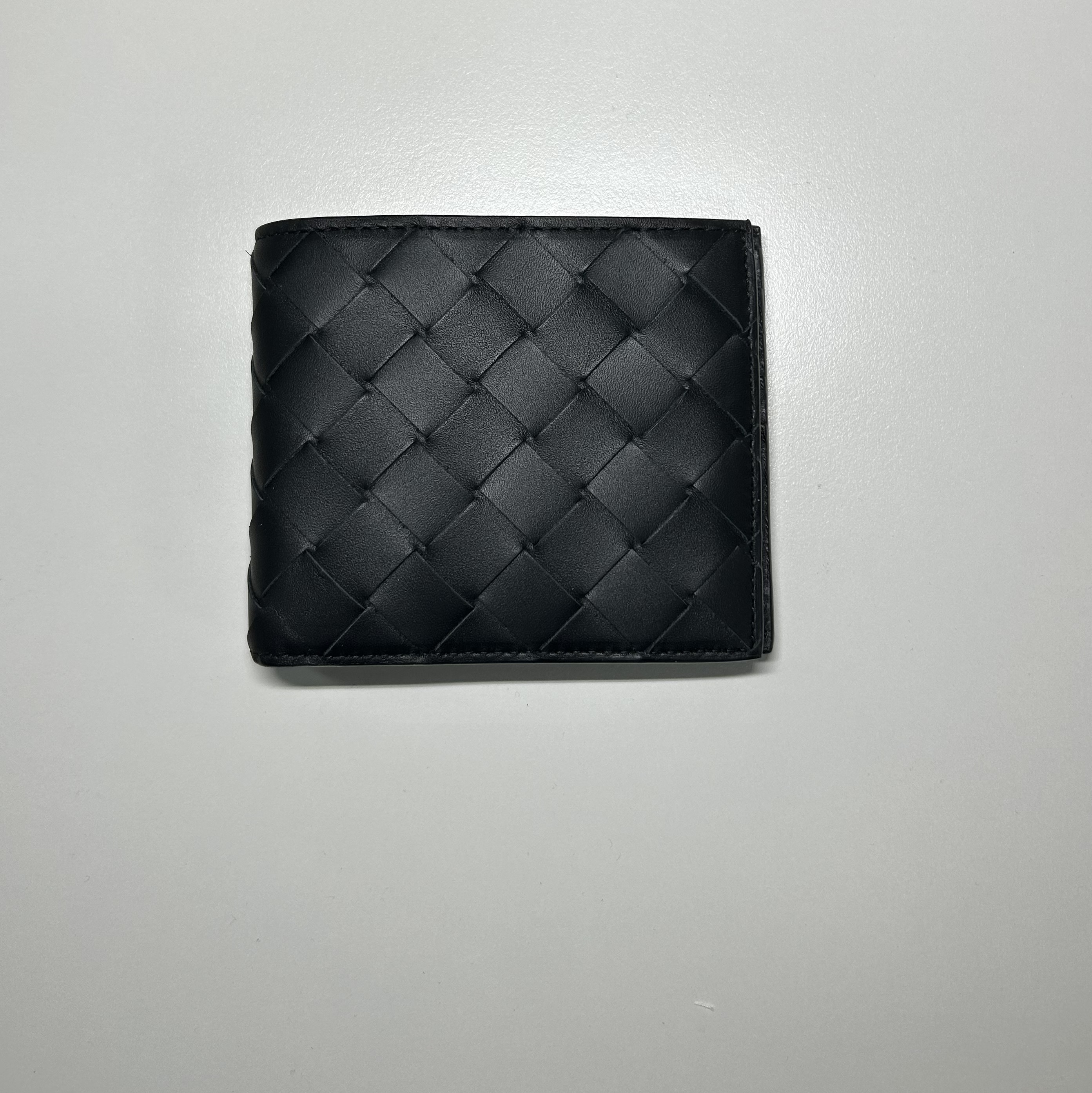 Bottega Veneta Bi-Fold Wallet Black 착용 스타일 - 1